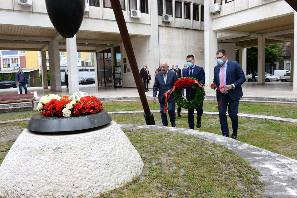 Predstavnici Glavnog grada i UBNOR-a Podgorice položili vijenac na spomenik žrtvama savezničkog bombardovanja