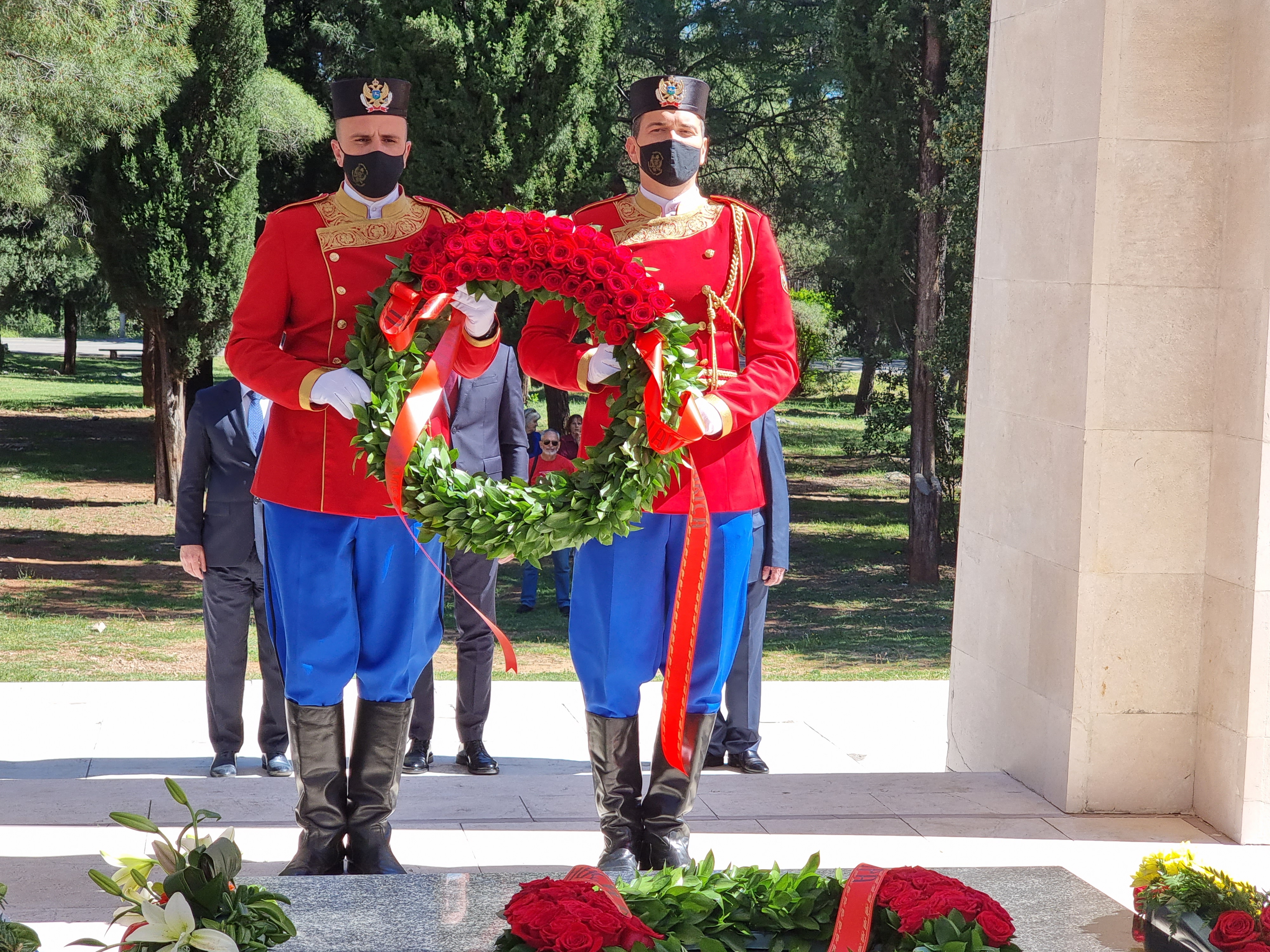 Rukovodstvo Glavnog grada, predstavnici UBNOR-a Podgorice i SUBNOR-a Crne Gore položili vijenac na Spomenik Partizanu - borcu na Gorici