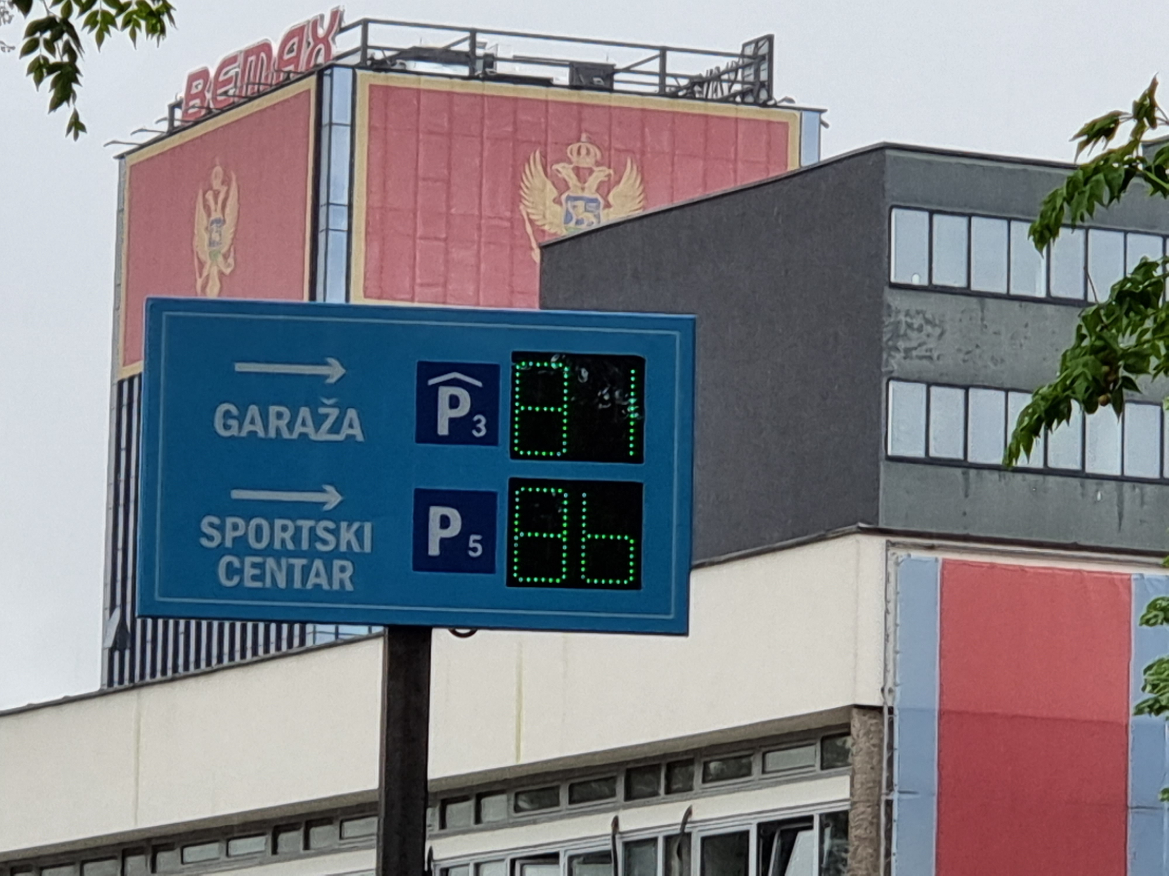 Info led table o slobodnim parking mjestima postavljene na bulevarima Sv. Petra Cetinjskog i Stanka Dragojevića i u Ulici 13. Jula