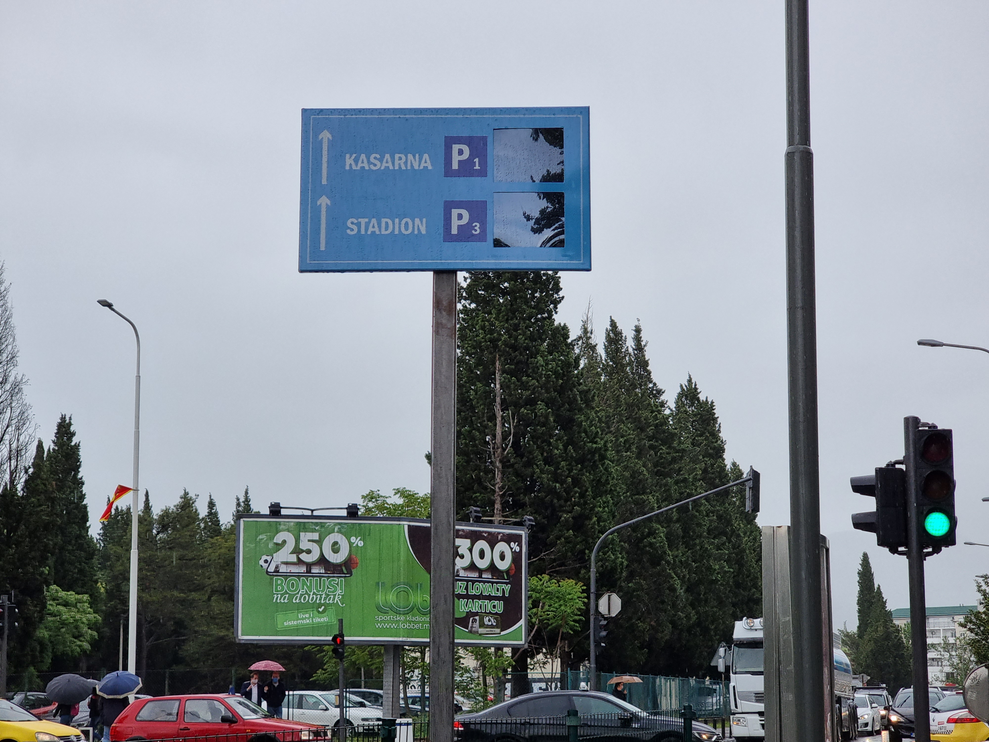 Info led table o slobodnim parking mjestima postavljene na bulevarima Sv. Petra Cetinjskog i Stanka Dragojevića i u Ulici 13. Jula