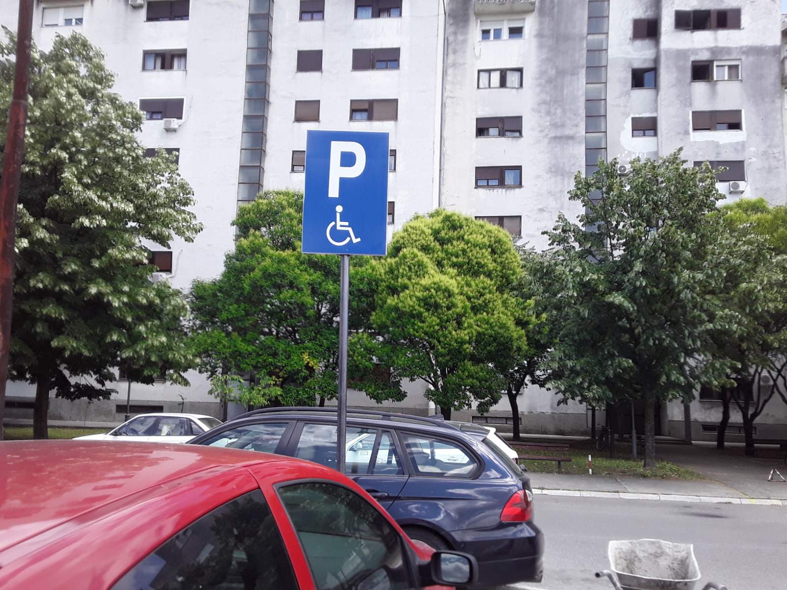 Počeli radovi na ugradnji vertikalne signalizacije za potrebe parking mjesta za osobe sa invaliditetom