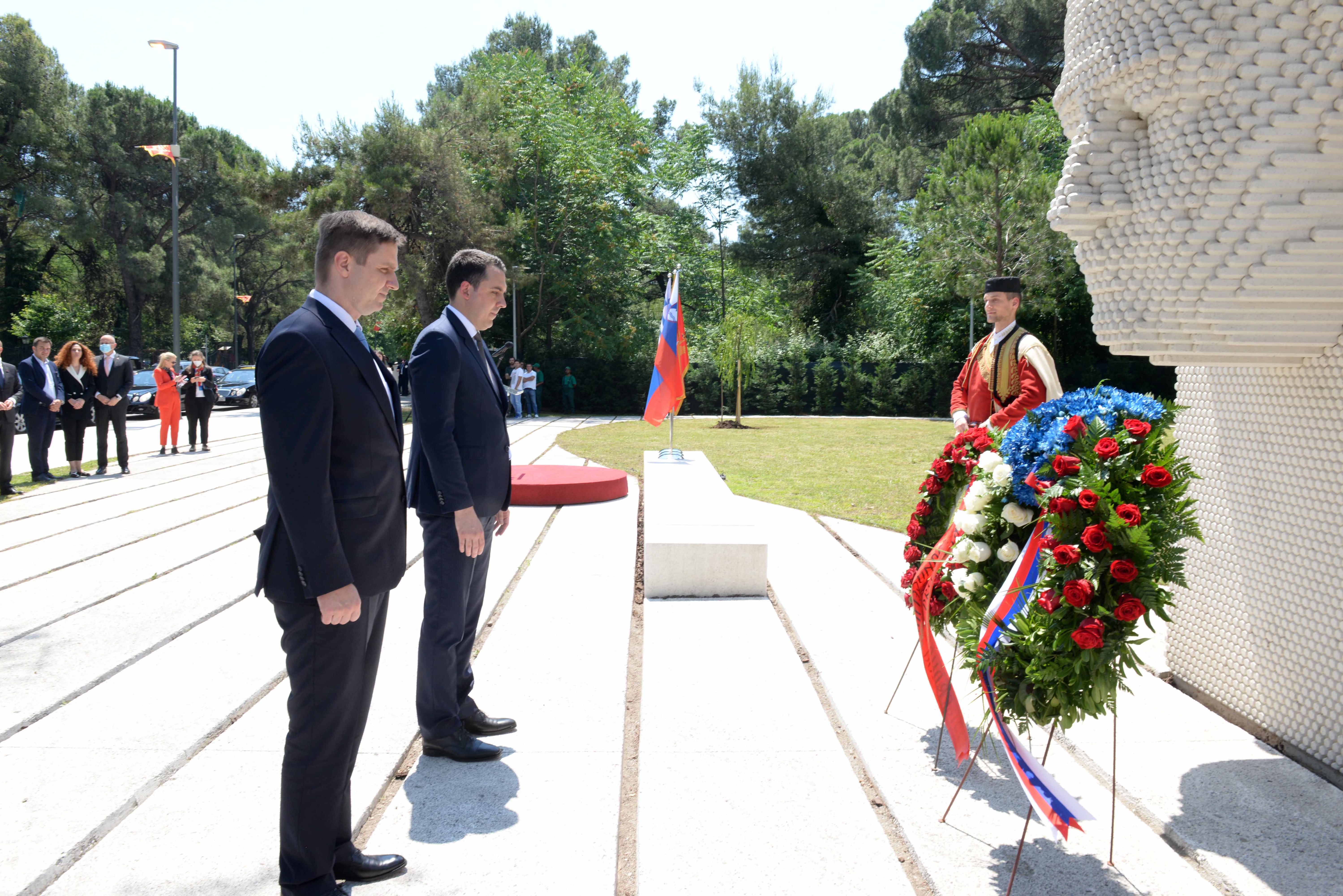 Delegacije Glavnog grada i Republike Slovenije položile vijenac na spomenik Francu Prešernu