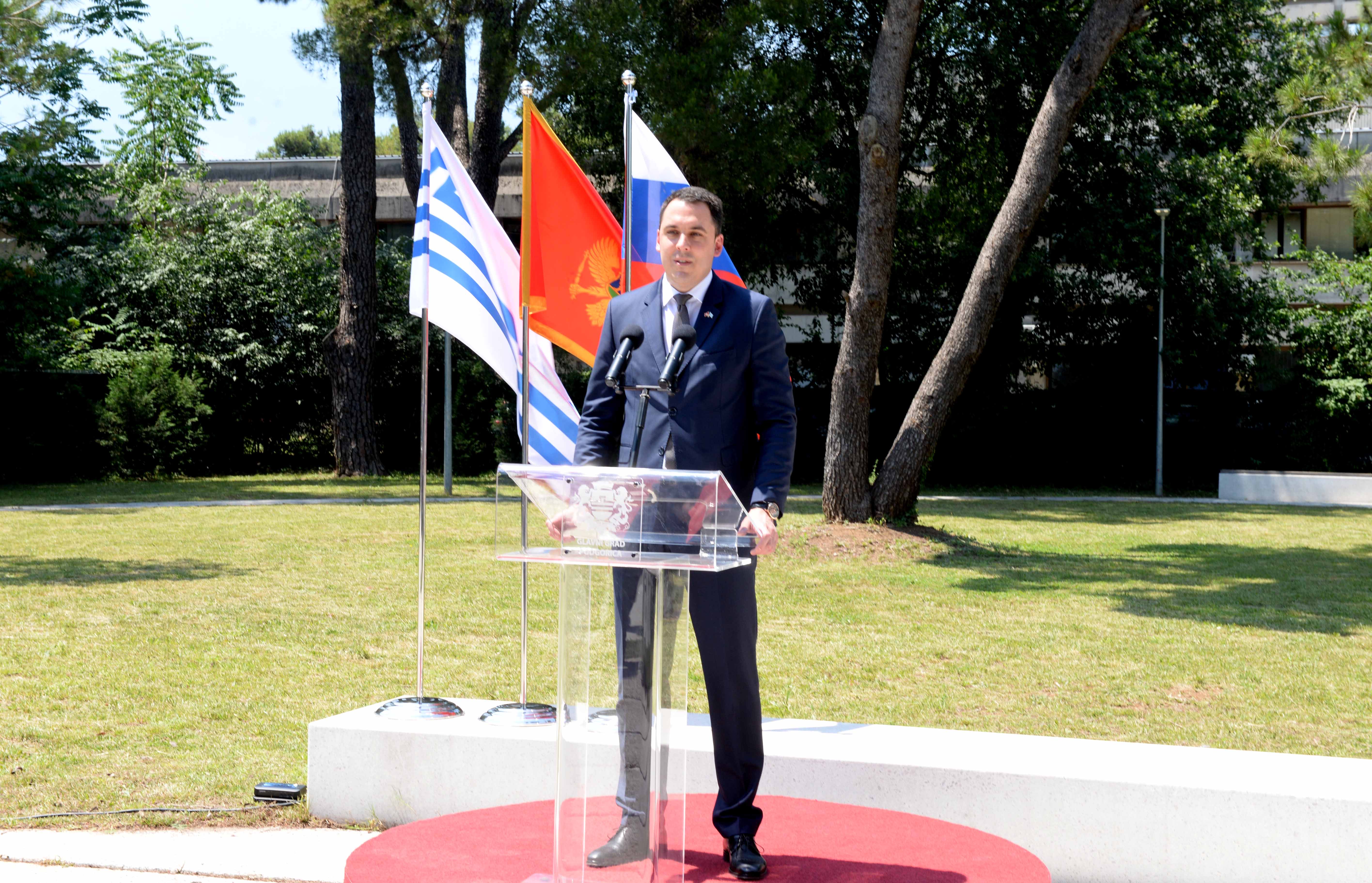 Delegacije Glavnog grada i Republike Slovenije položile vijenac na spomenik Francu Prešernu