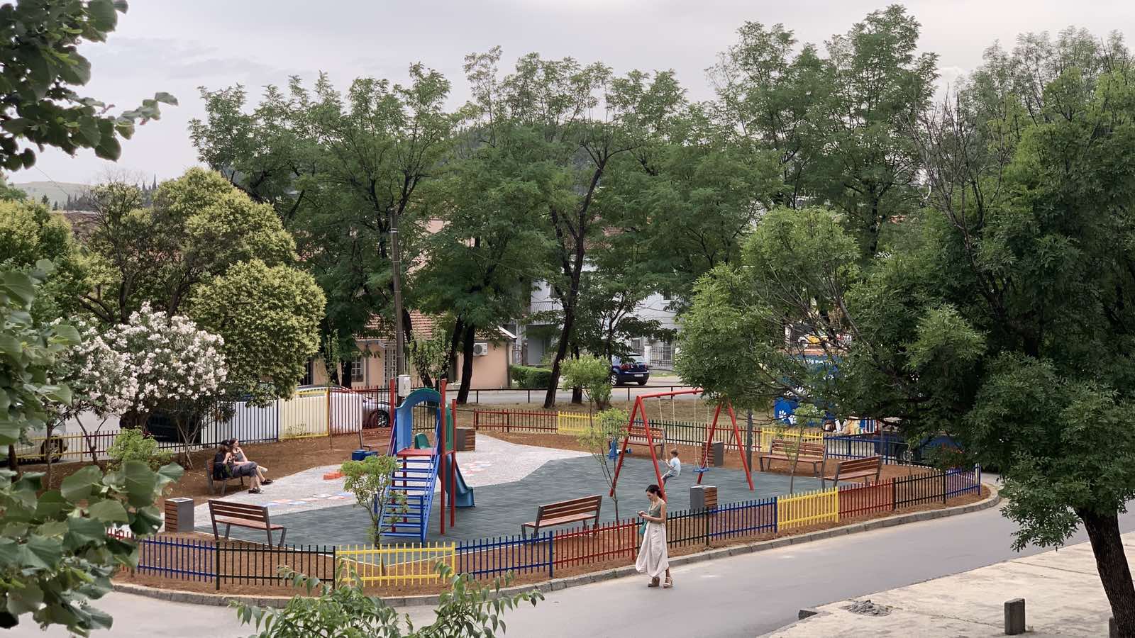 Podgorica dobila još jedno dječije igralište; Novi sadržaji za mališane iza zgrade "Pejton"