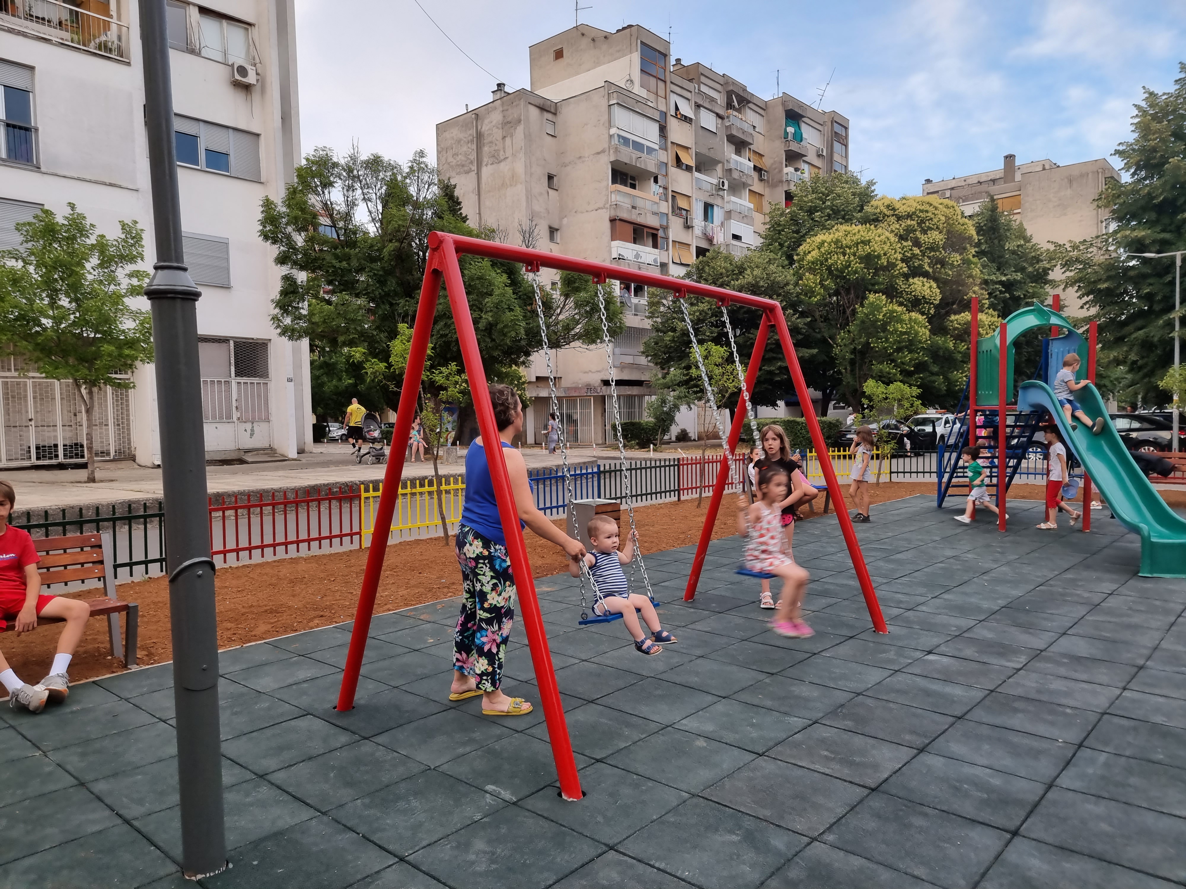 Podgorica dobila još jedno dječije igralište; Novi sadržaji za mališane iza zgrade "Pejton"