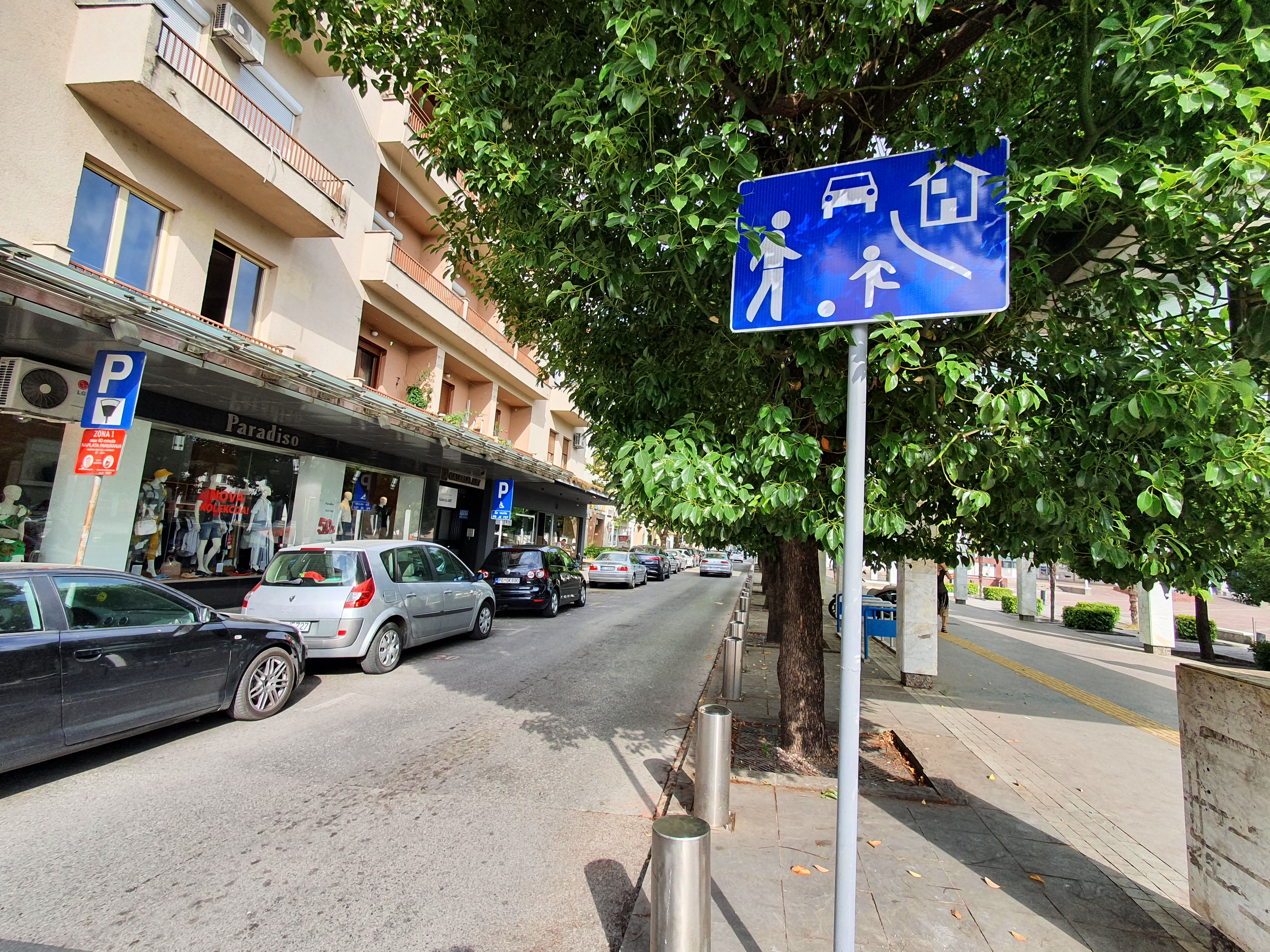 Uvođenjem zone usporenog saobraćaja do stvaranja pješačke zone u užem centru grada