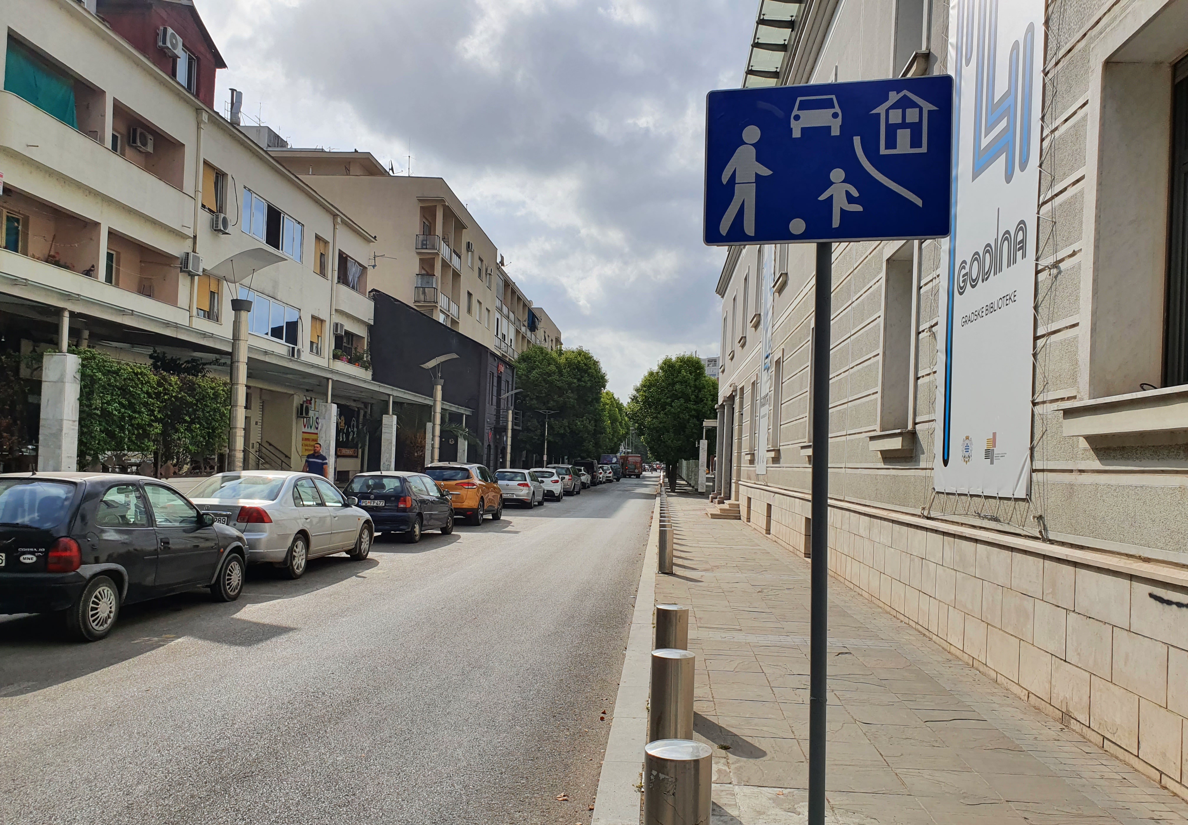 Uvođenjem zone usporenog saobraćaja do stvaranja pješačke zone u užem centru grada