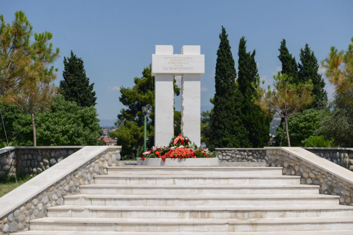 Polaganje vijenca na spomenik žrtvama ratova 1991-2001 na prostoru bivše Jugoslavije, na Pobrežju