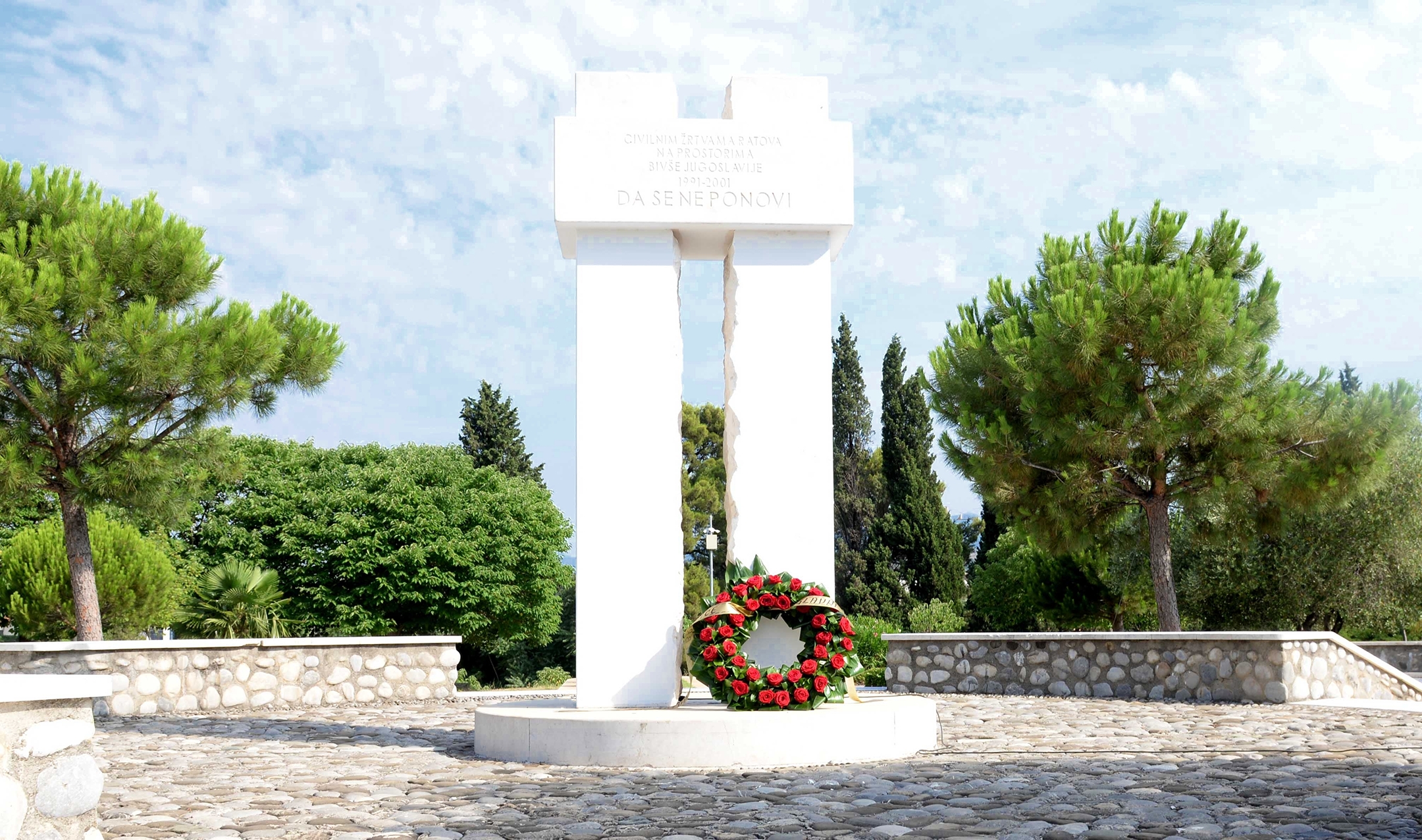 Delegacija Glavnog grada položila vijenac na spomenik posvećen civilnim žrtvama ratova u bivšoj Jugoslaviji