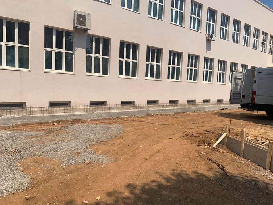 Agencija za stanovanje izvodi radove na uređenju dvorišta OŠ "Savo Pejanović" u okviru projekta Mikro020