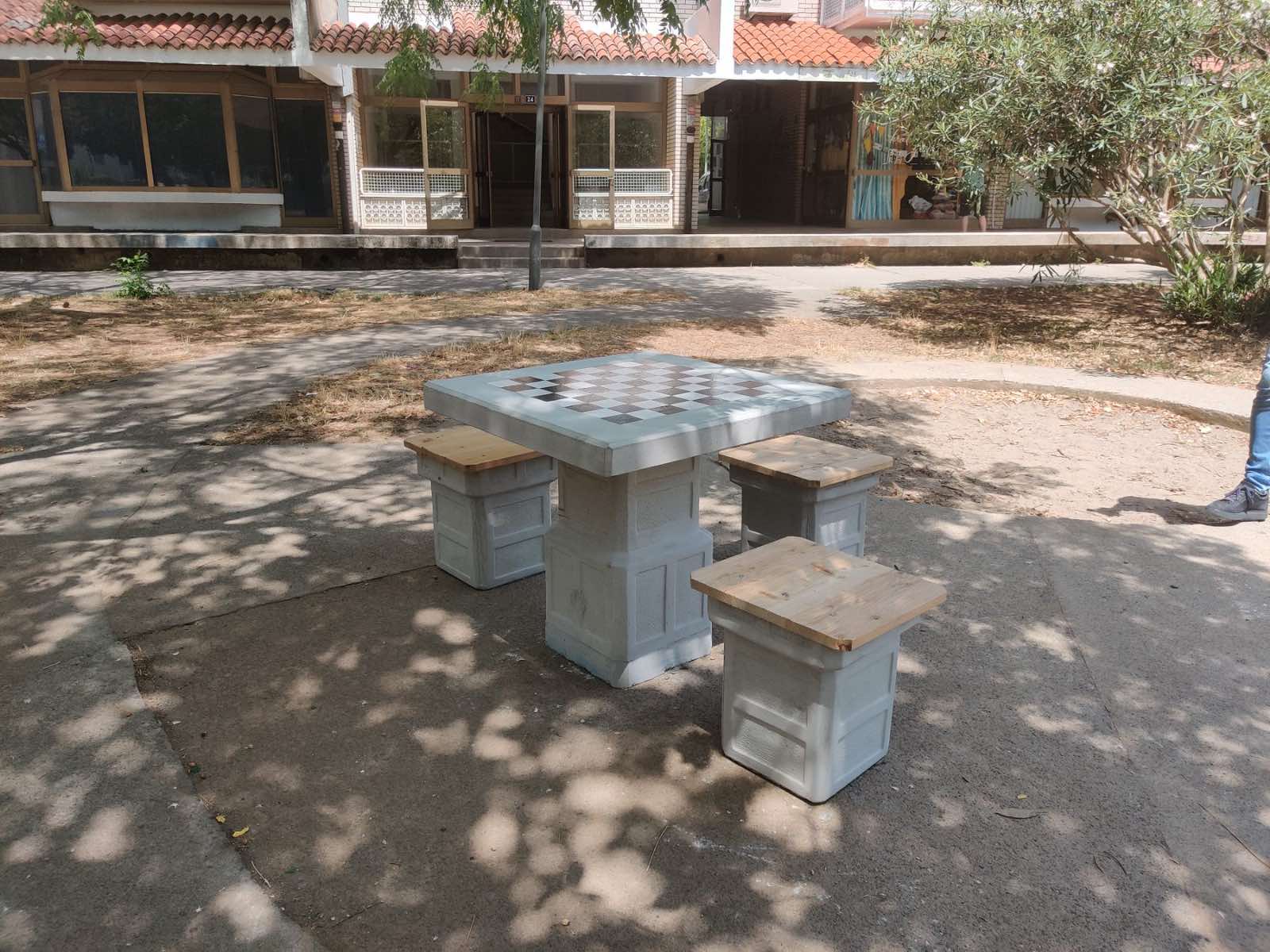 Na pet novih lokacija postavljeni stolovi za šah