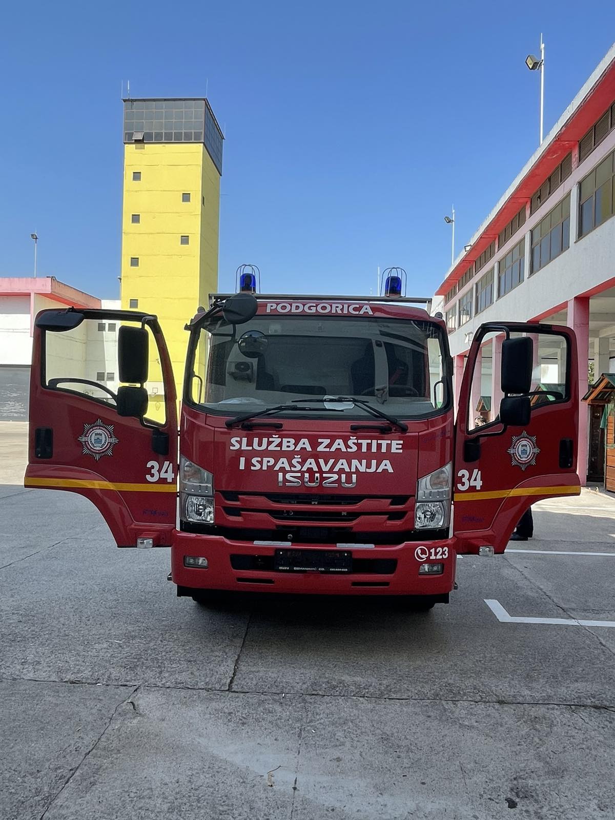 Borba sa vatrenom stihijom zahtijeva stalna ulaganja; Služba zaštite i spašavanja Glavnog grada nabavila još jednu cistijernu za prevoz vode