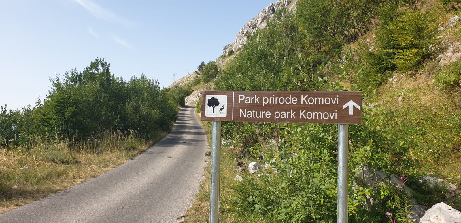 Postavljena saobraćajna signalizacija i info table za Park prirode Komovi