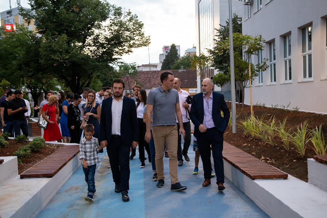 Nastavlja se uređenje centra grada; Dvorište i okolina OŠ Savo Pejanović dobili novi izgled