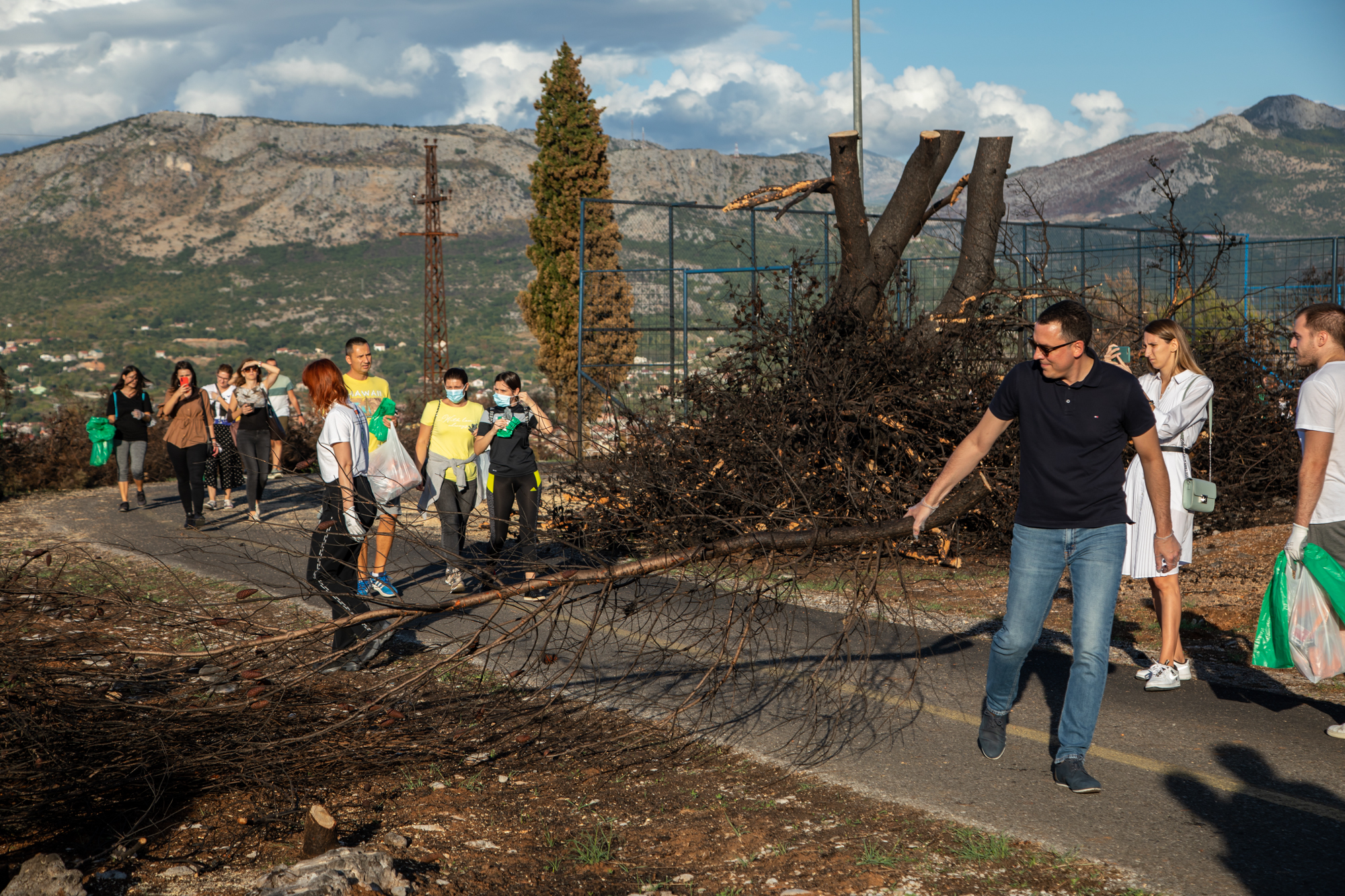 Uspješno realizovana prva akcija čišćenja nakon velikog požara:  Više stotina ljudi iskazalo ljubav prema Gorici