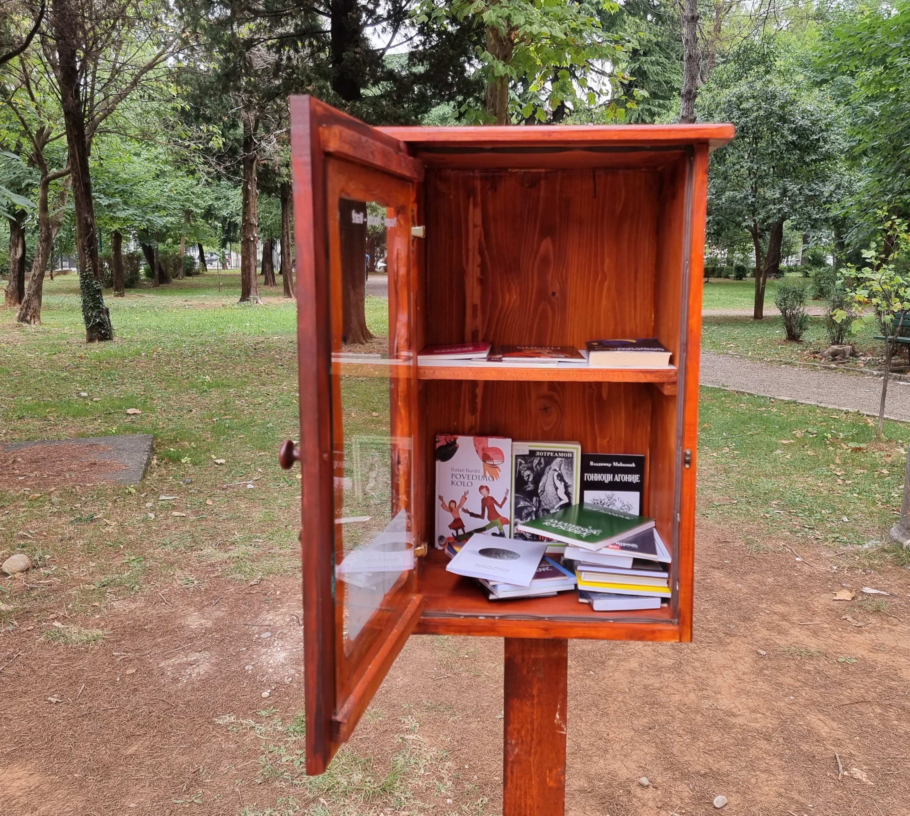 Pozajmi-Pročitaj-Vrati; Postavljene mini biblioteke u podgoričkim parkovima