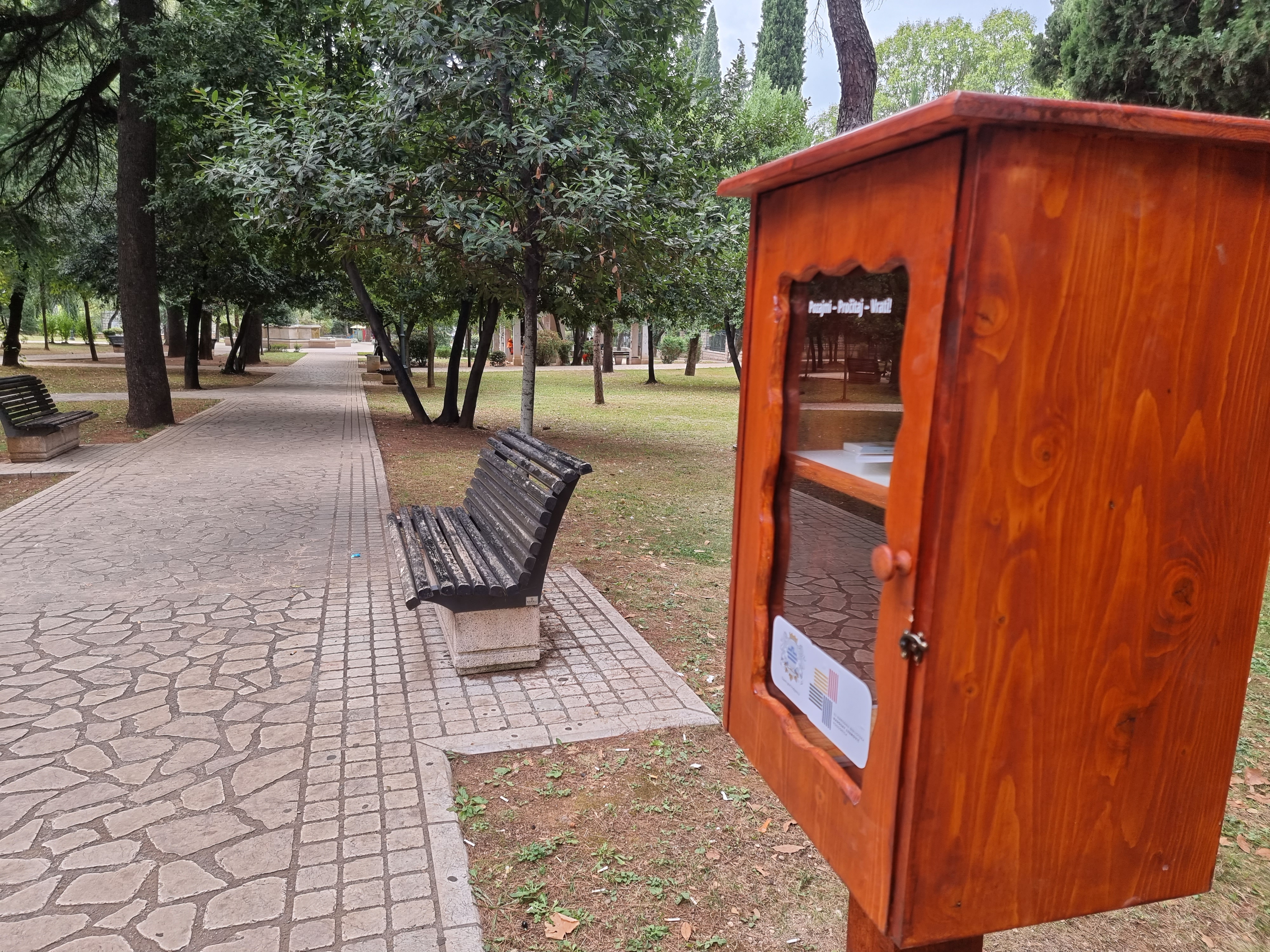 Pozajmi-Pročitaj-Vrati; Postavljene mini biblioteke u podgoričkim parkovima