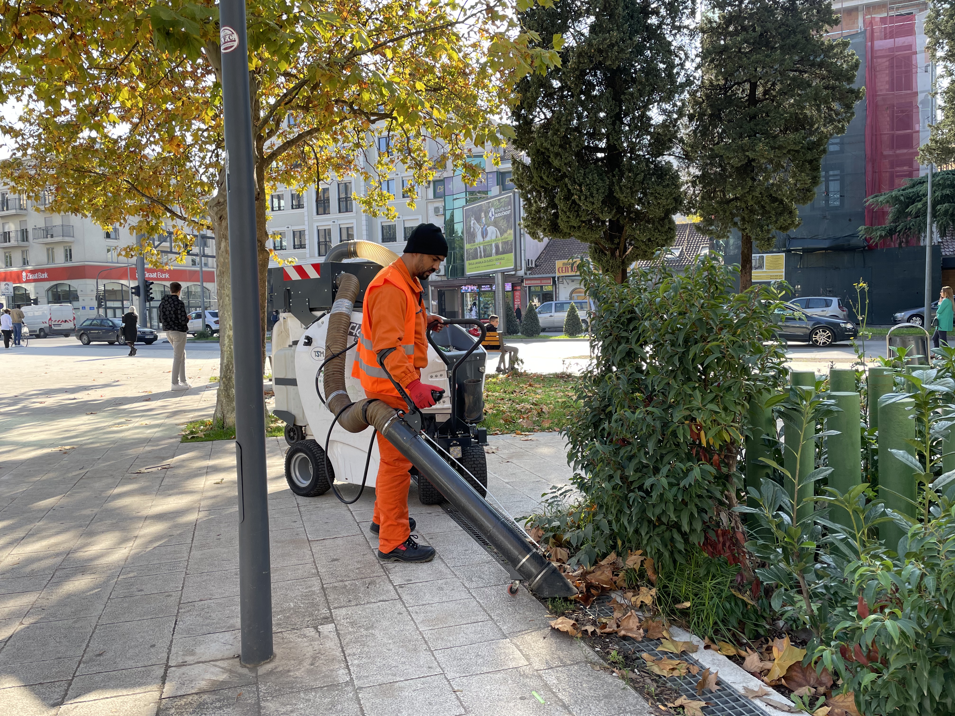 Ekipe gradske Čistoće vrijedno rade na uklanjanju lišća sa javnih površina