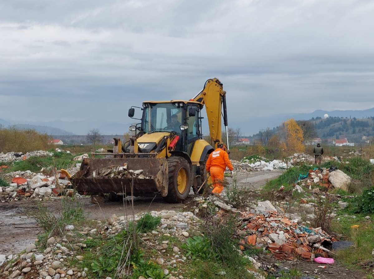Ekipe gradske Čistoće uklanjanjaju nelegalne deponije na području Golubovaca
