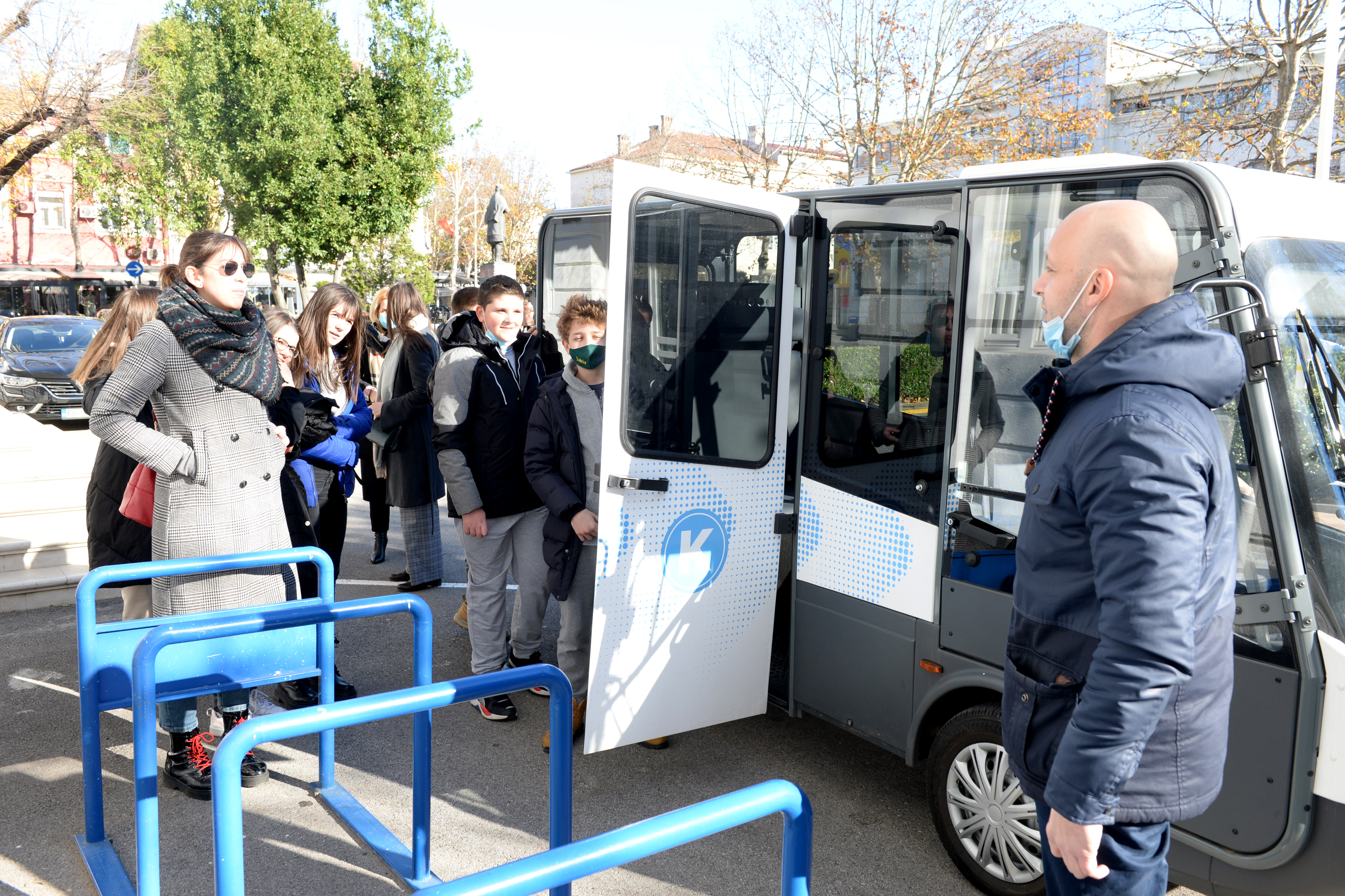 Glavni grad organizovao vožnju električnim vozilom Komšo za učenike OŠ "Marko Miljanov"