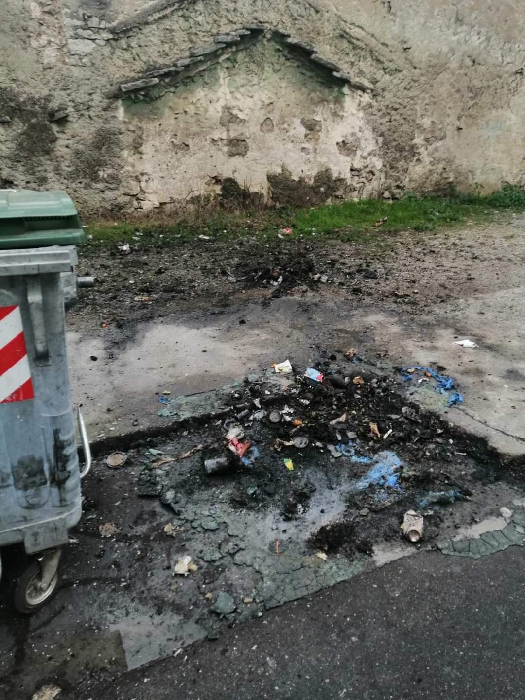 Apel građanima da čuvaju zajedničku imovinu; Uništeni kontejneri na više lokacija u Podgorici