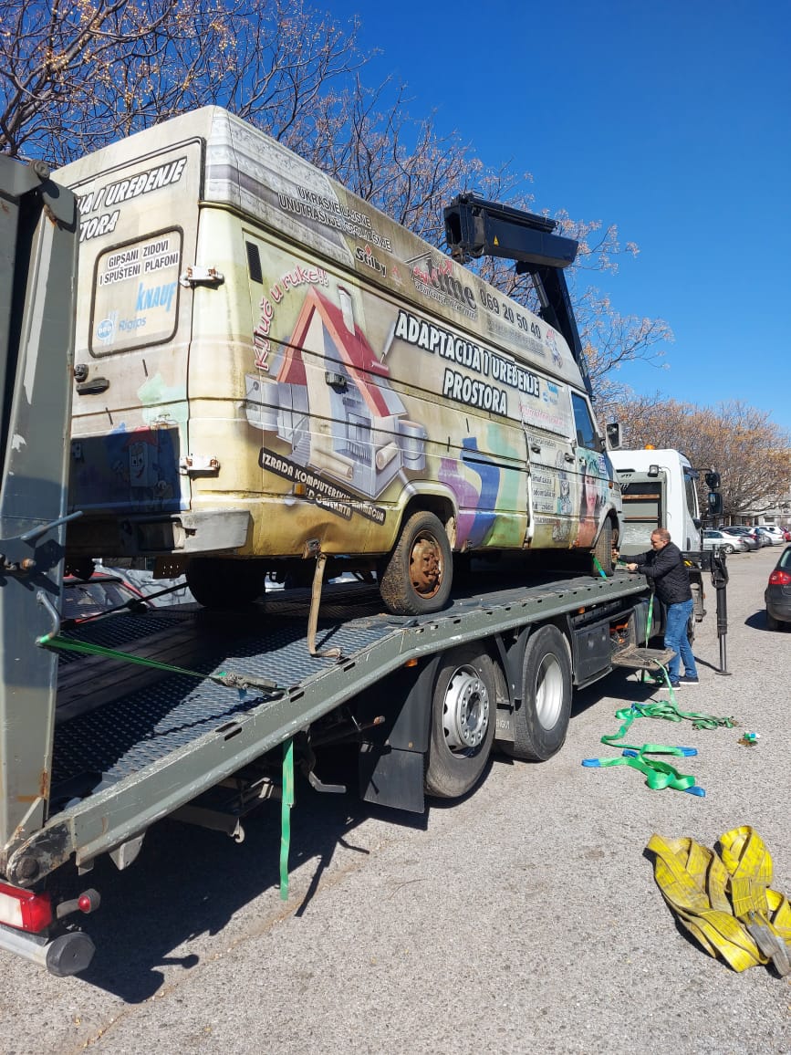 Zajedničkom akcijom Komunalna inspekcija i podgorička Deponija uklanjaju stare automobile sa javnih površina