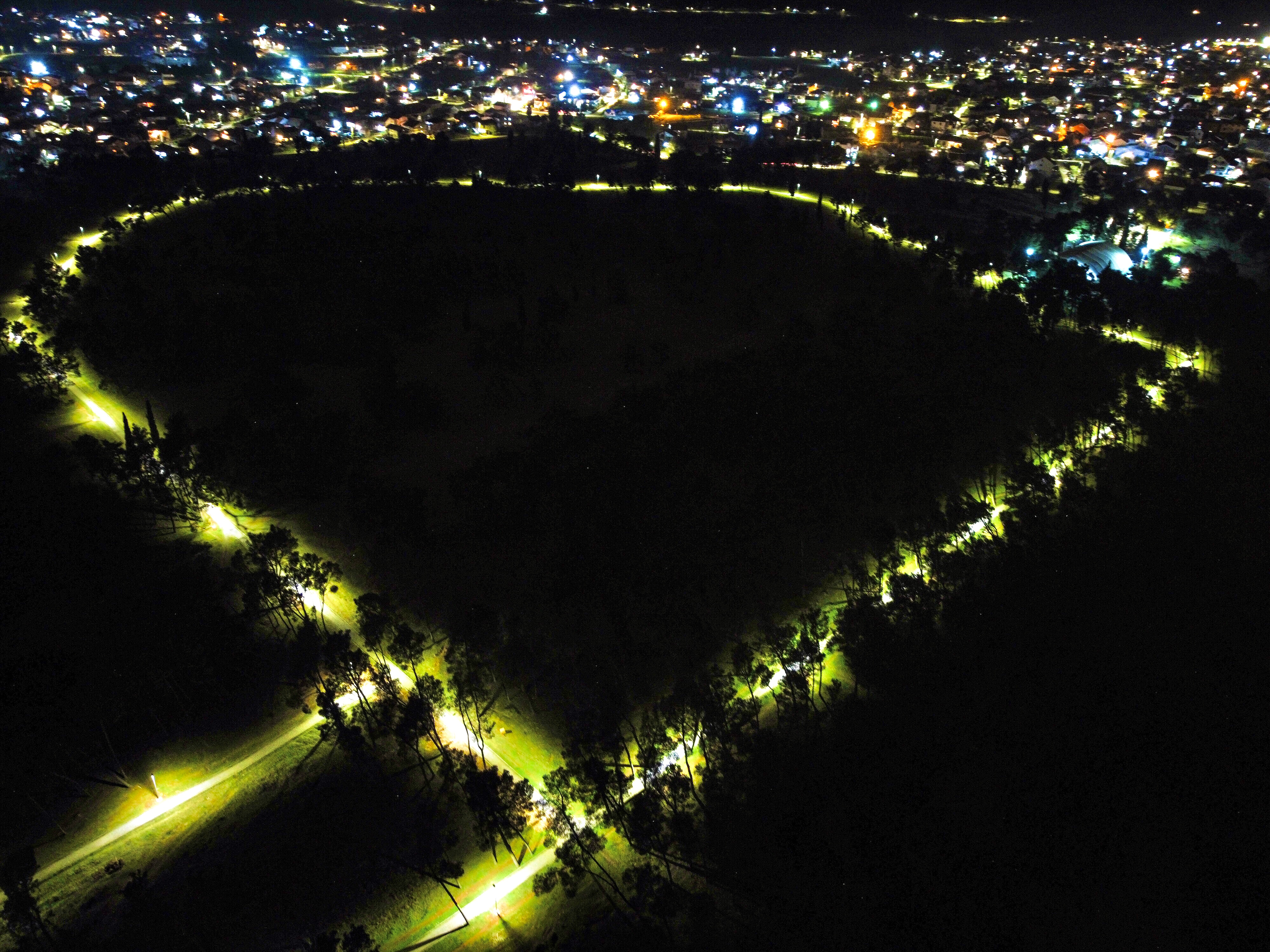 Savremena LED rasvjeta postavljena u park-šumi Zlatica