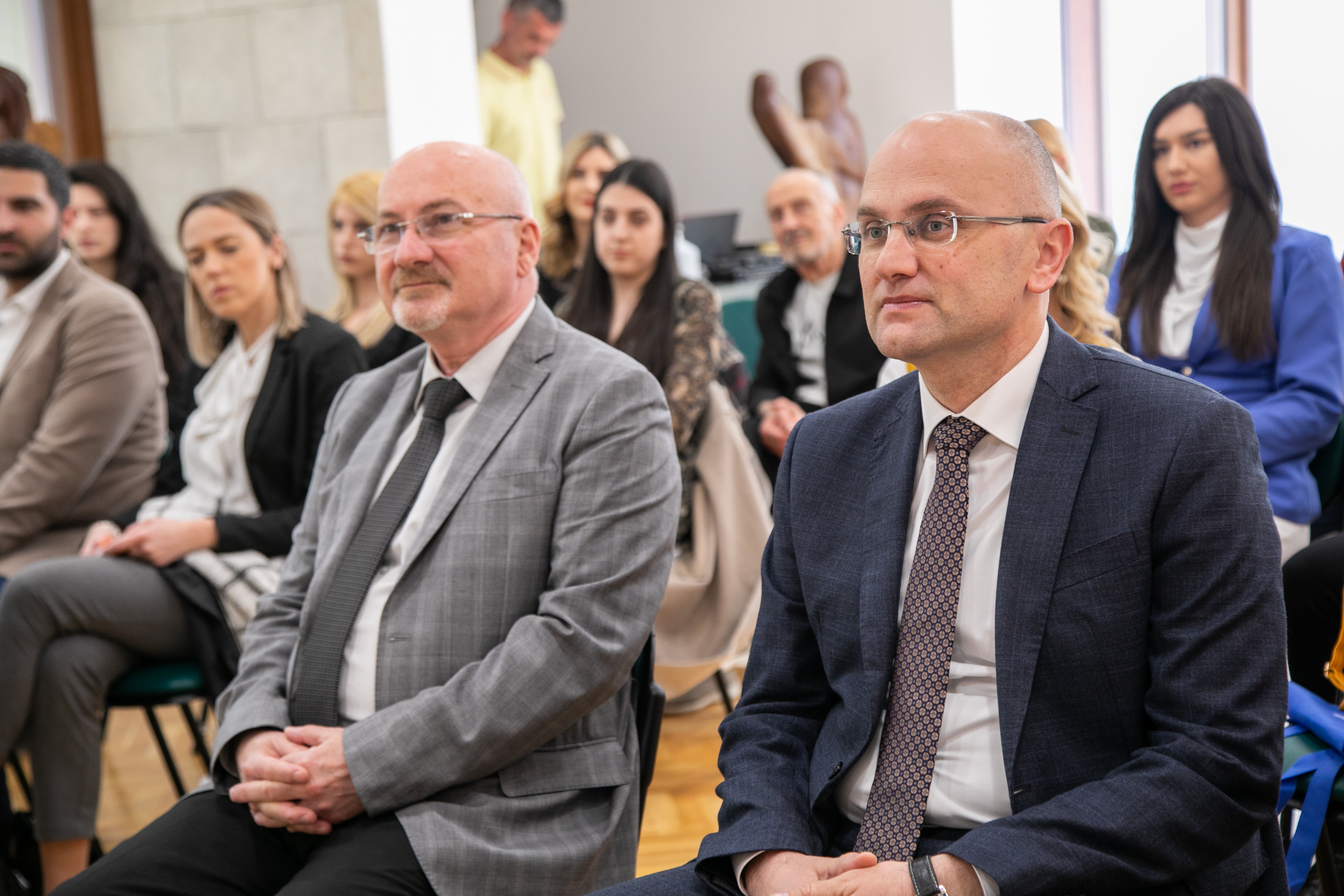 Vuković sa dobitnicima stipendije: Najbolje investicije su one usmjerene na mlade ljude i njihovo obrazovanje
