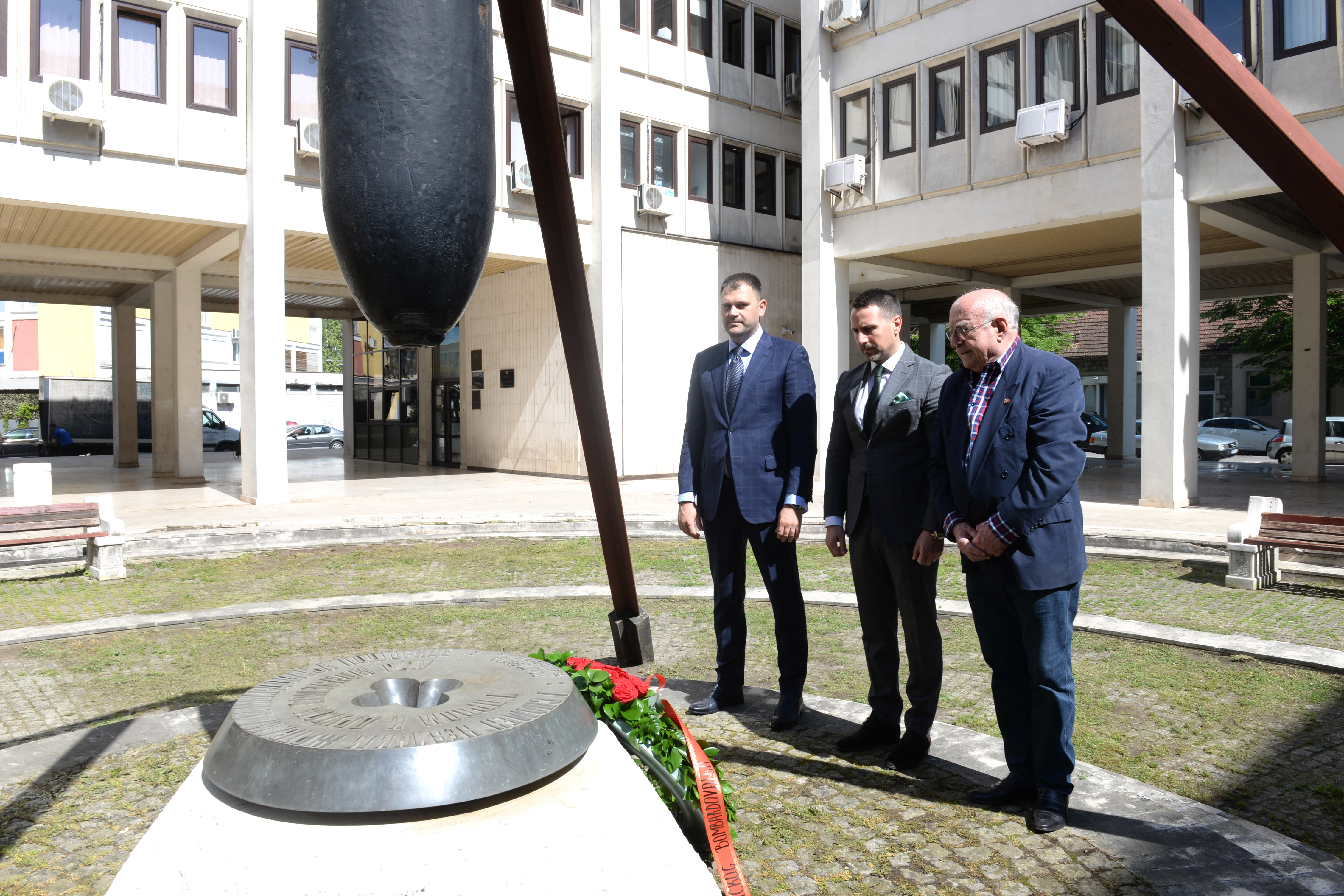 Položen vijenac na spomenik žrtvama savezničkog bombardovanja