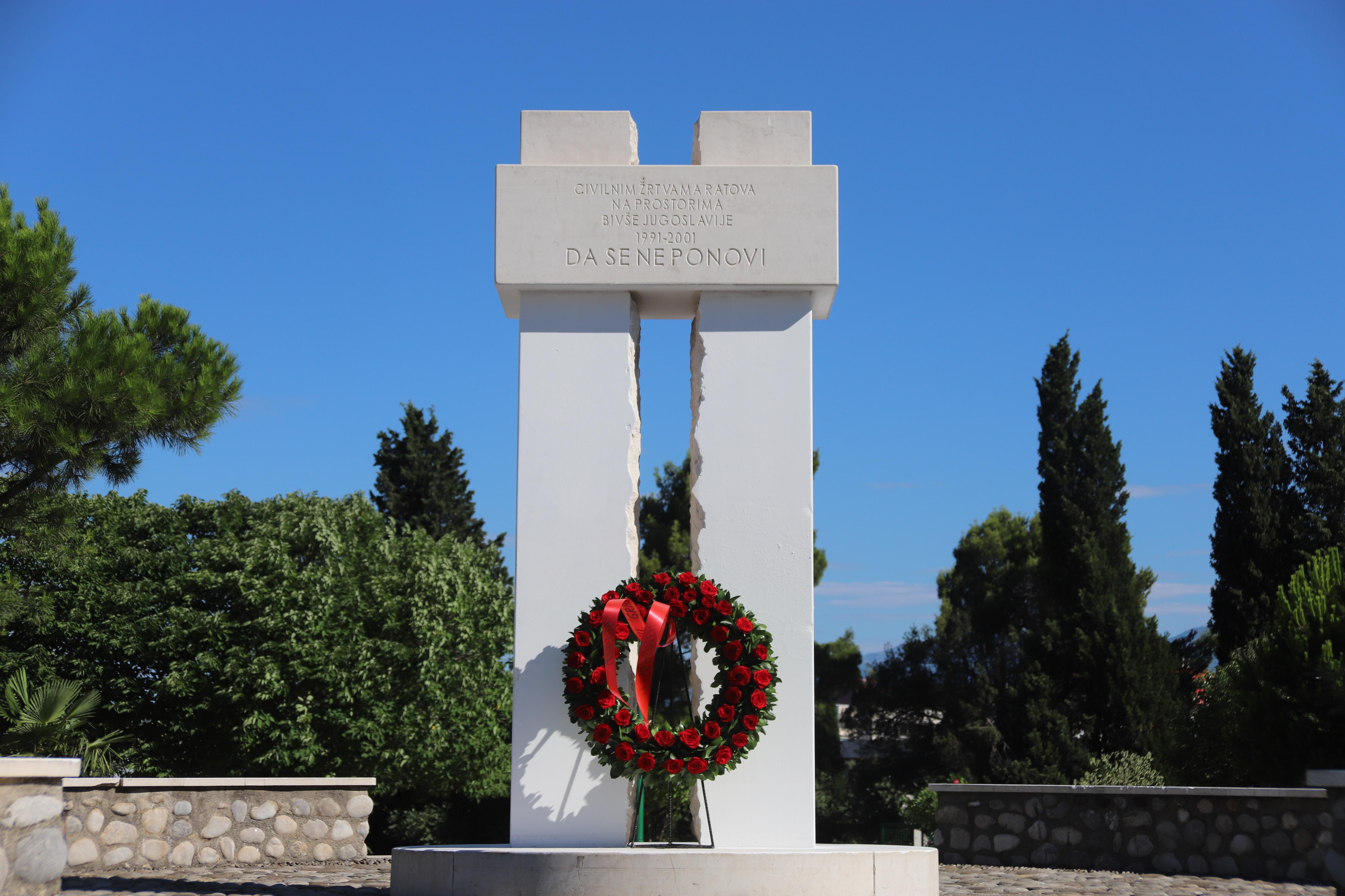 U znak sjećanja na žrtve Srebrenice položen vijenac na spomenik na Pobrežju
