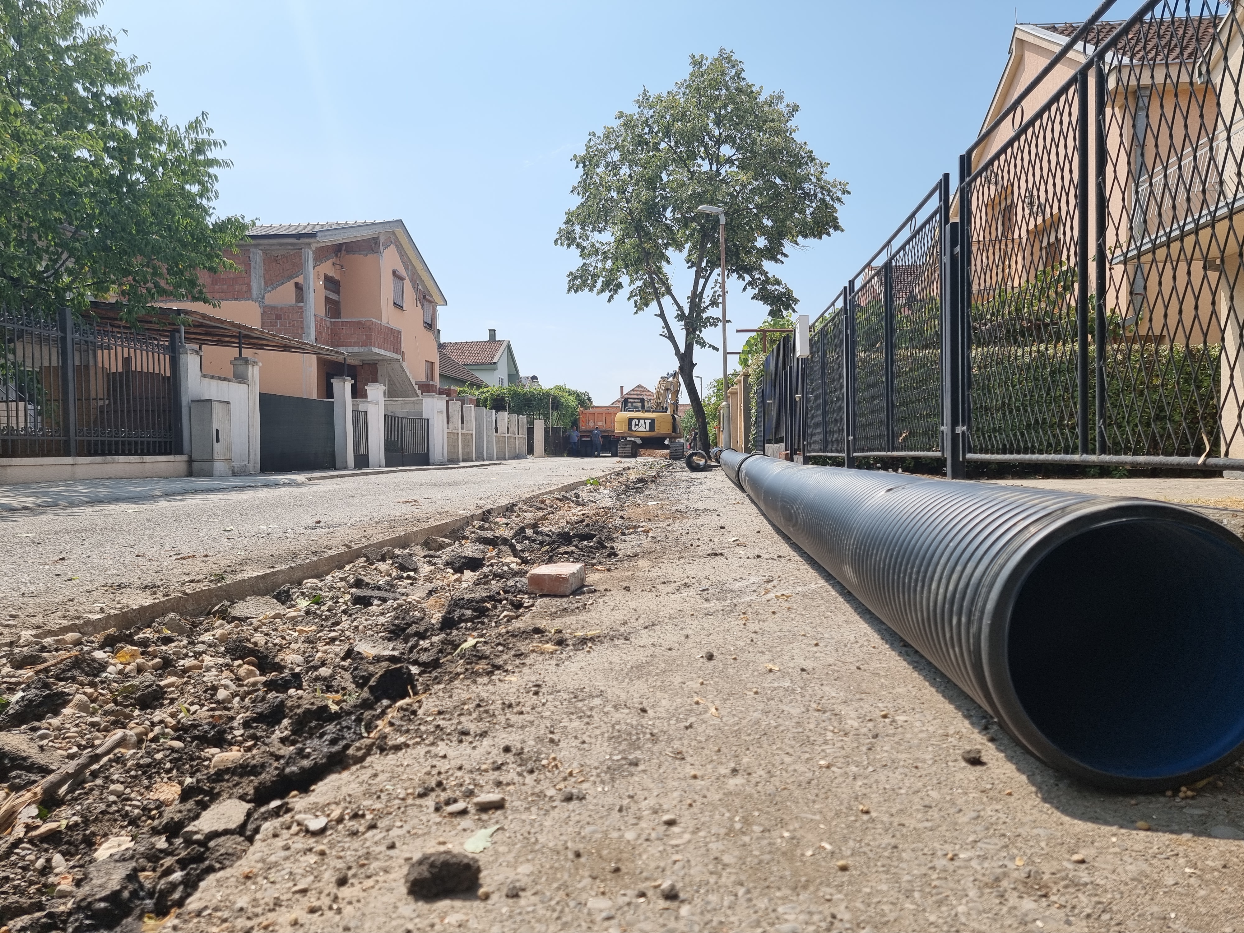 Počela izgradnja atmosferske kanalizacije u bočnim kracima Zmaj Jovine ulice
