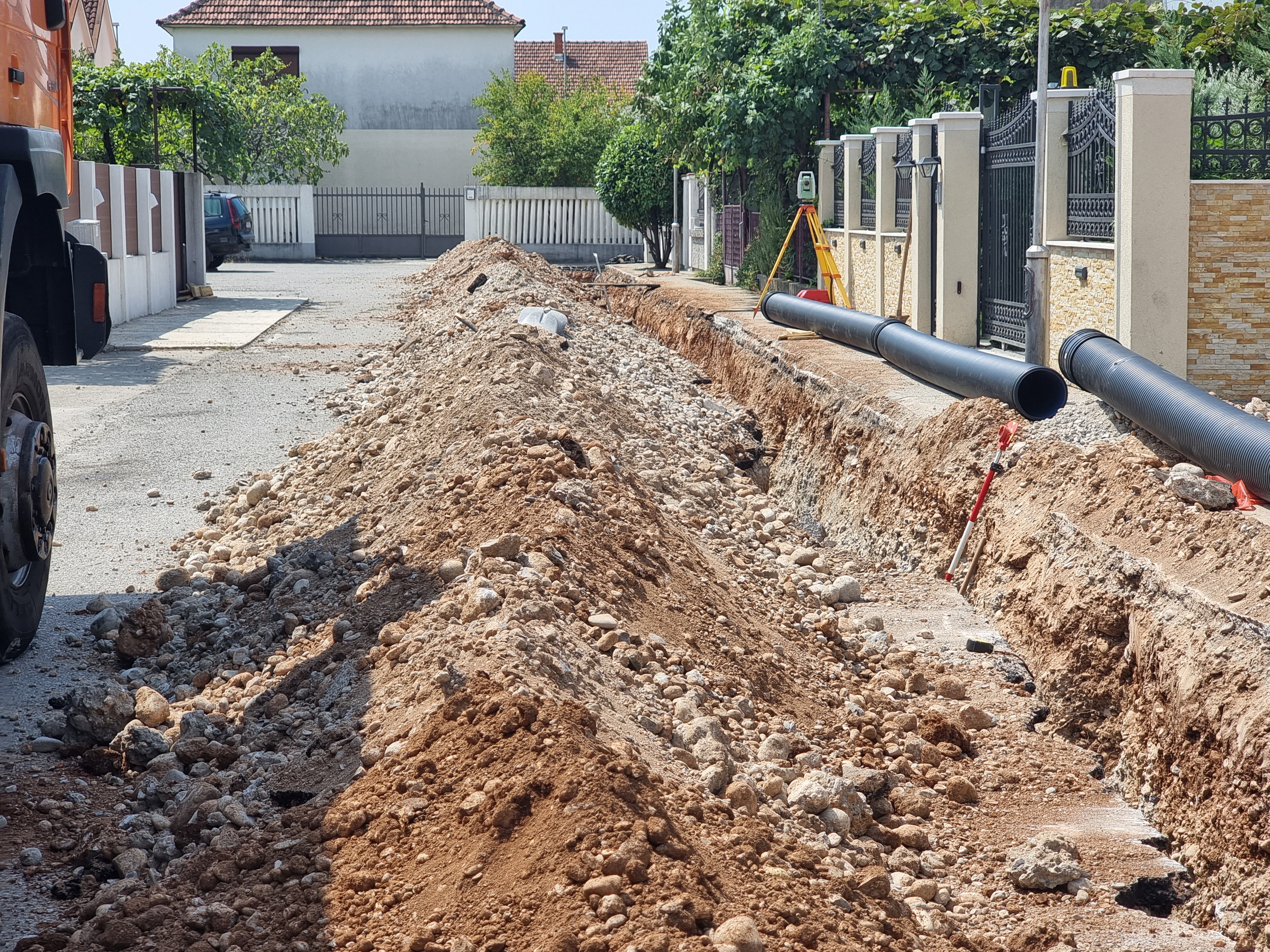 Počela izgradnja atmosferske kanalizacije u bočnim kracima Zmaj Jovine ulice