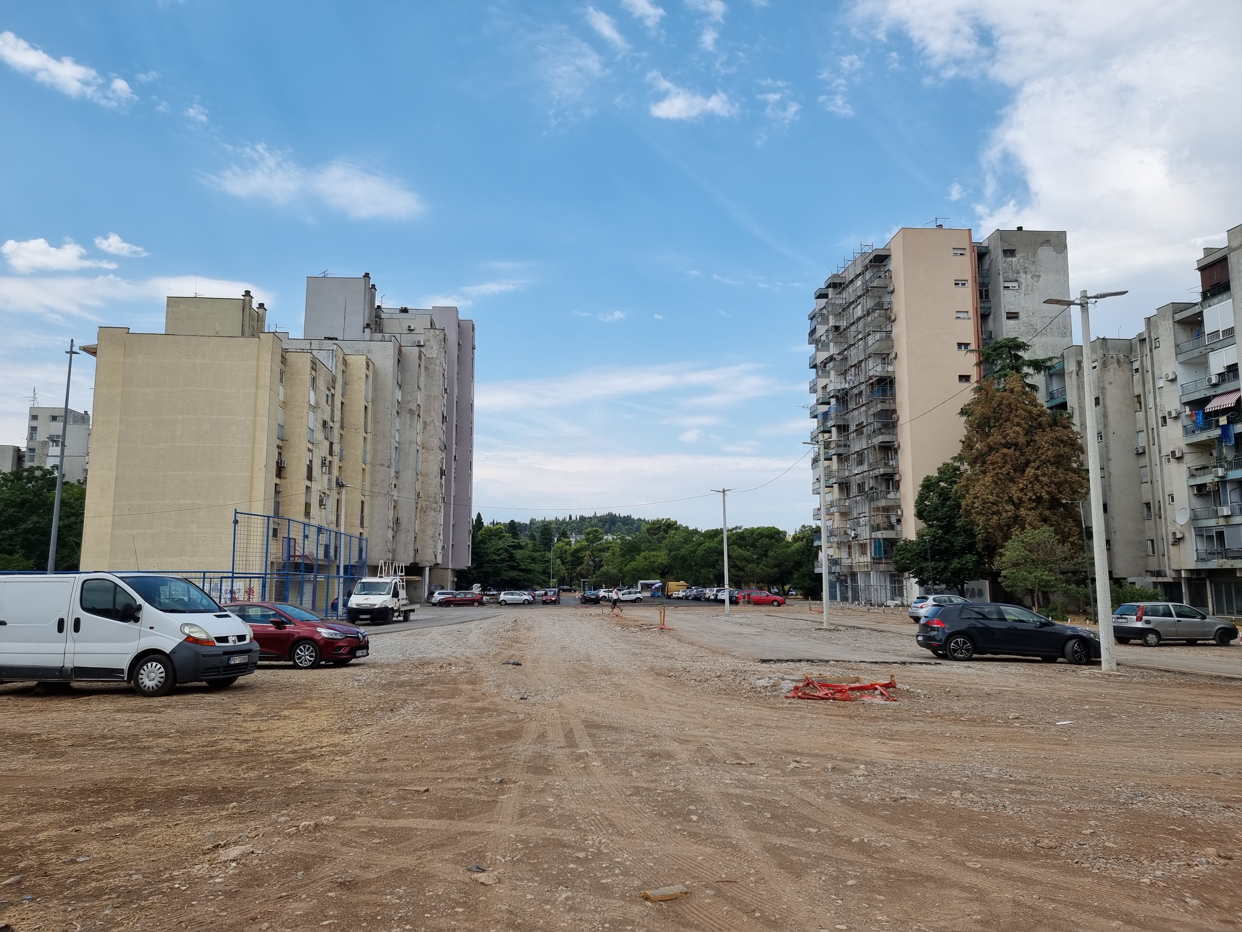U toku radovi na uređenju površine u Ulici Bracana Bracanovića; 113 novih parking mjesta, urbani mobilijar, zelenilo i dječije igralište