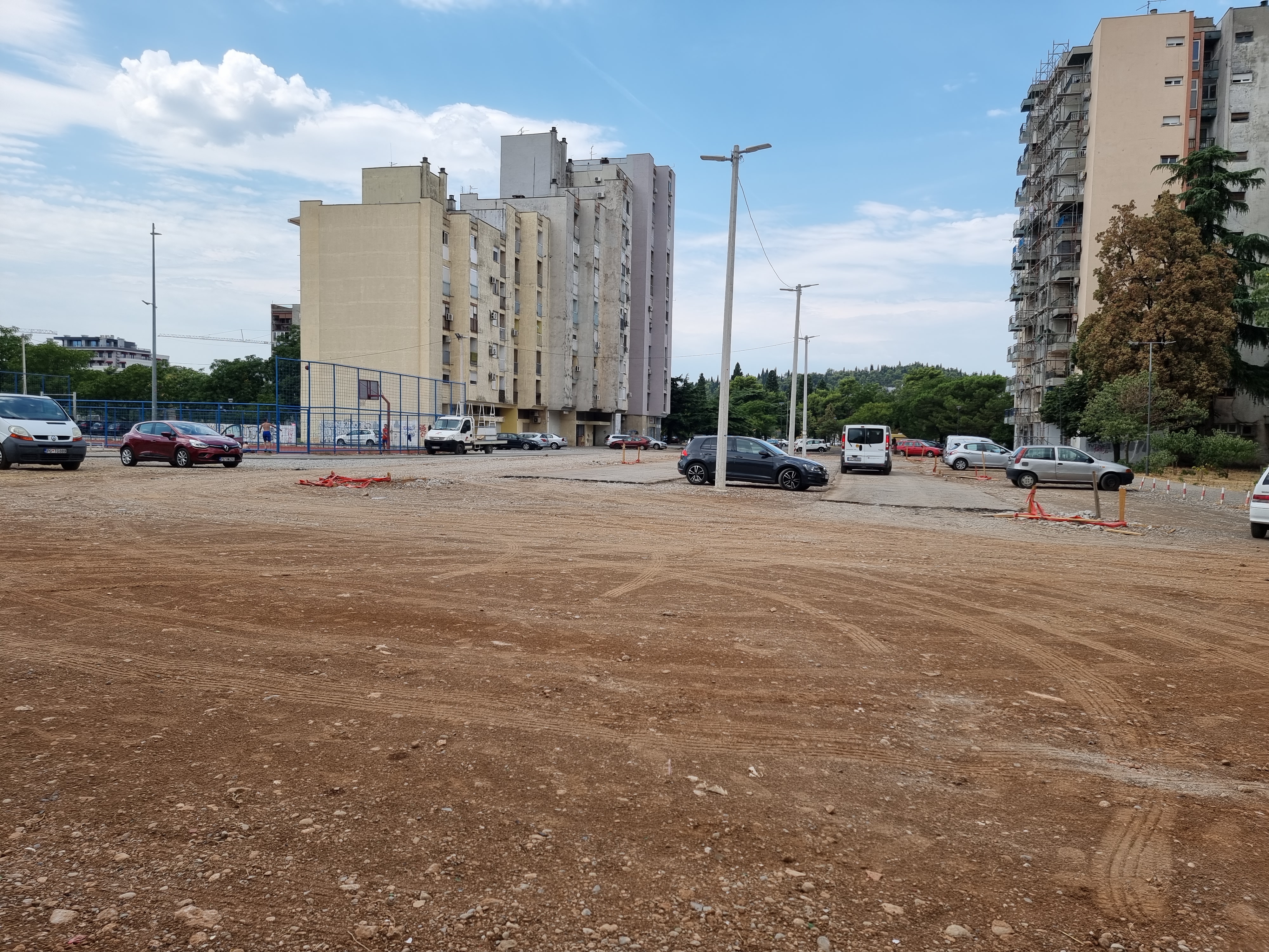 U toku radovi na uređenju površine u Ulici Bracana Bracanovića; 113 novih parking mjesta, urbani mobilijar, zelenilo i dječije igralište
