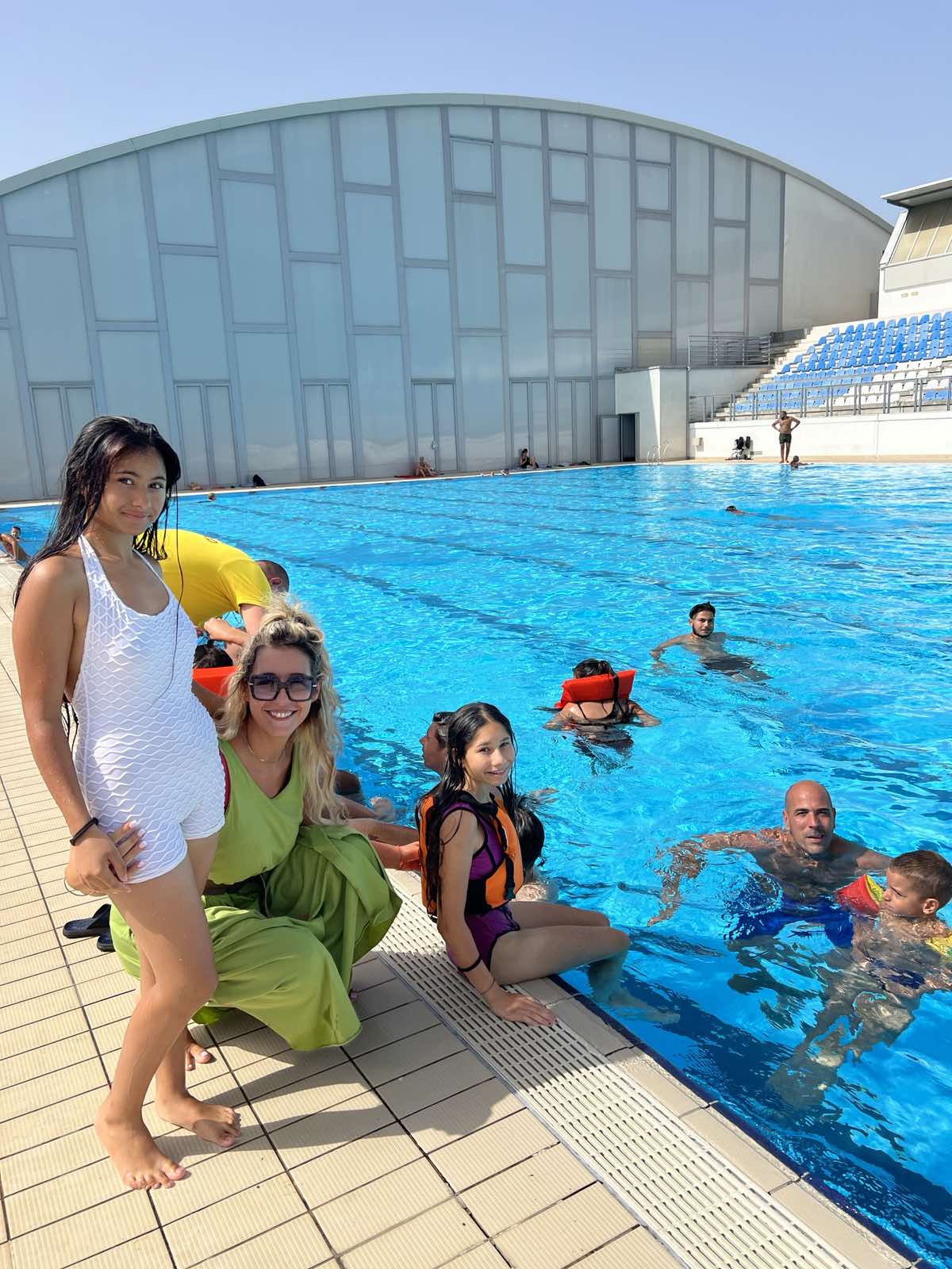 Kancelarija za RE nastavlja da radi na socijalnoj inkluziji; Na gradskim bazenima organizovana obuka i druženje za 20 pripadnika romske zajednice