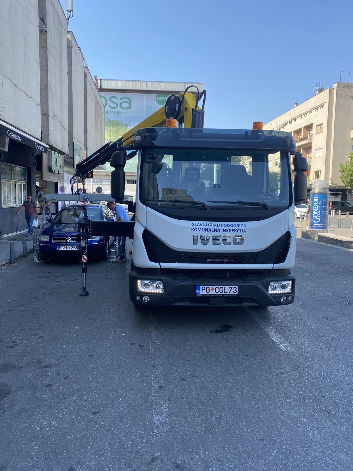 Komunalna inspekcija pojačala kontrolu nepropisnog parkiranja; Novo "pauk" vozilo na ulicama Podgorice