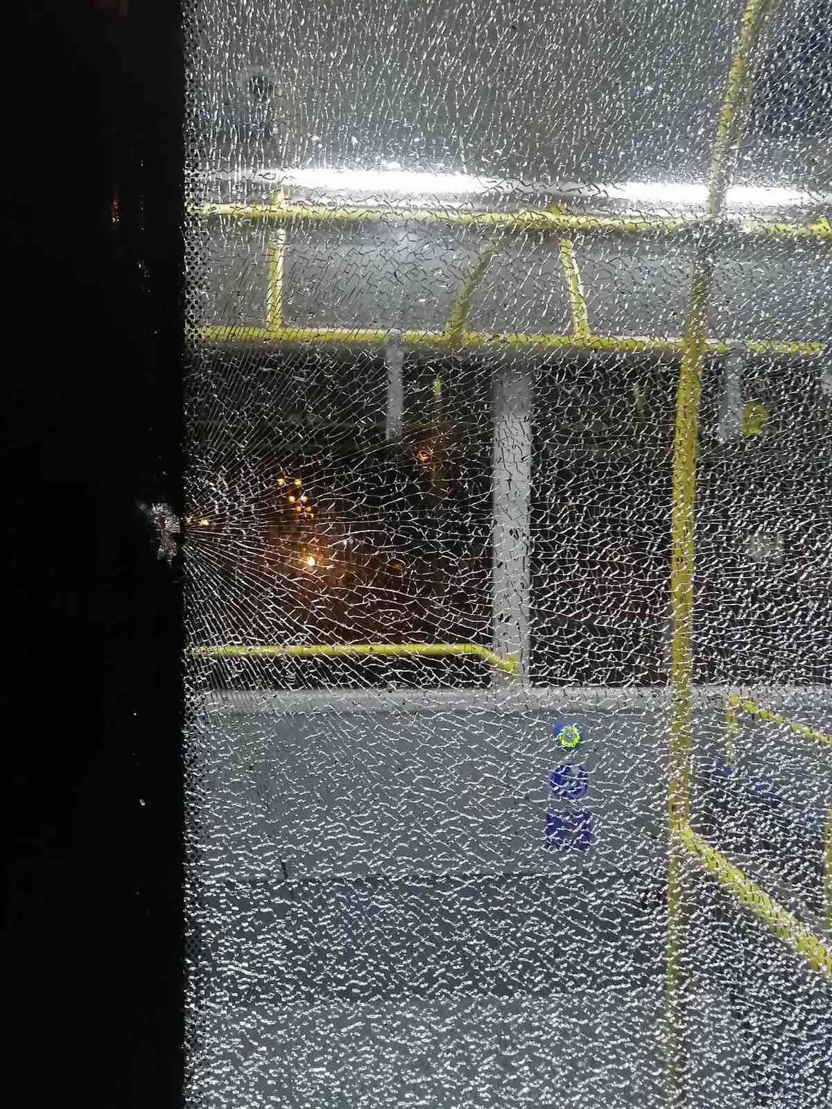 Usljed vandalskog čina, polomljeno staklo na novom gradskom autobusu