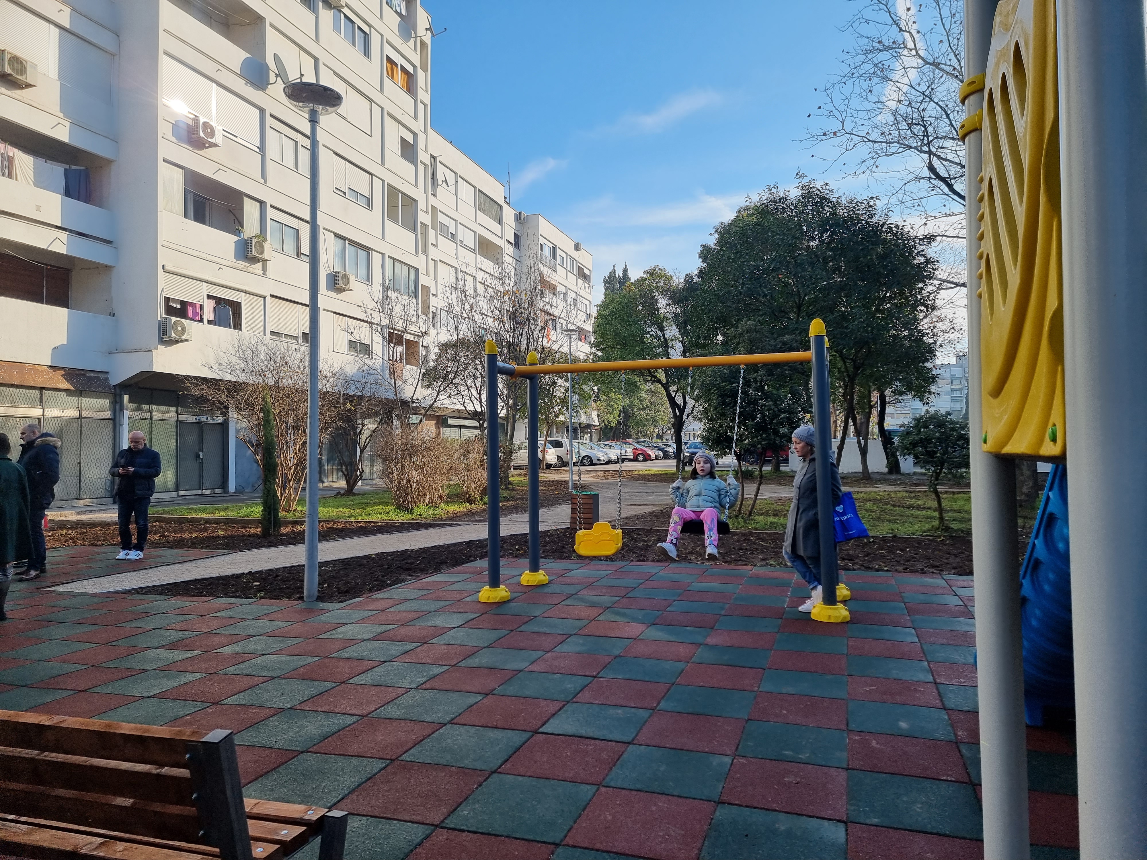 Završena izgradnja 59. dječijeg igrališta u mandatu aktuelne gradske uprave; Novi sadržaji u dvorištu zgrade Galenika