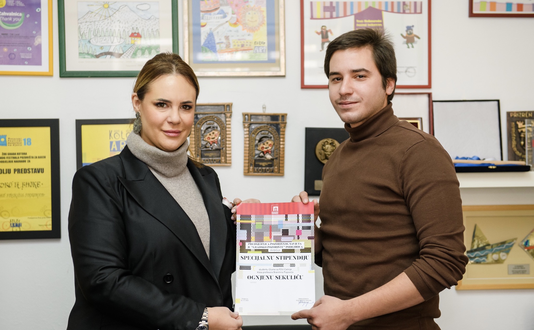 Predsjednica Savjeta Gradskog pozorišta Nina Redžepagić i ove godine uručila specijalnu stipendiju