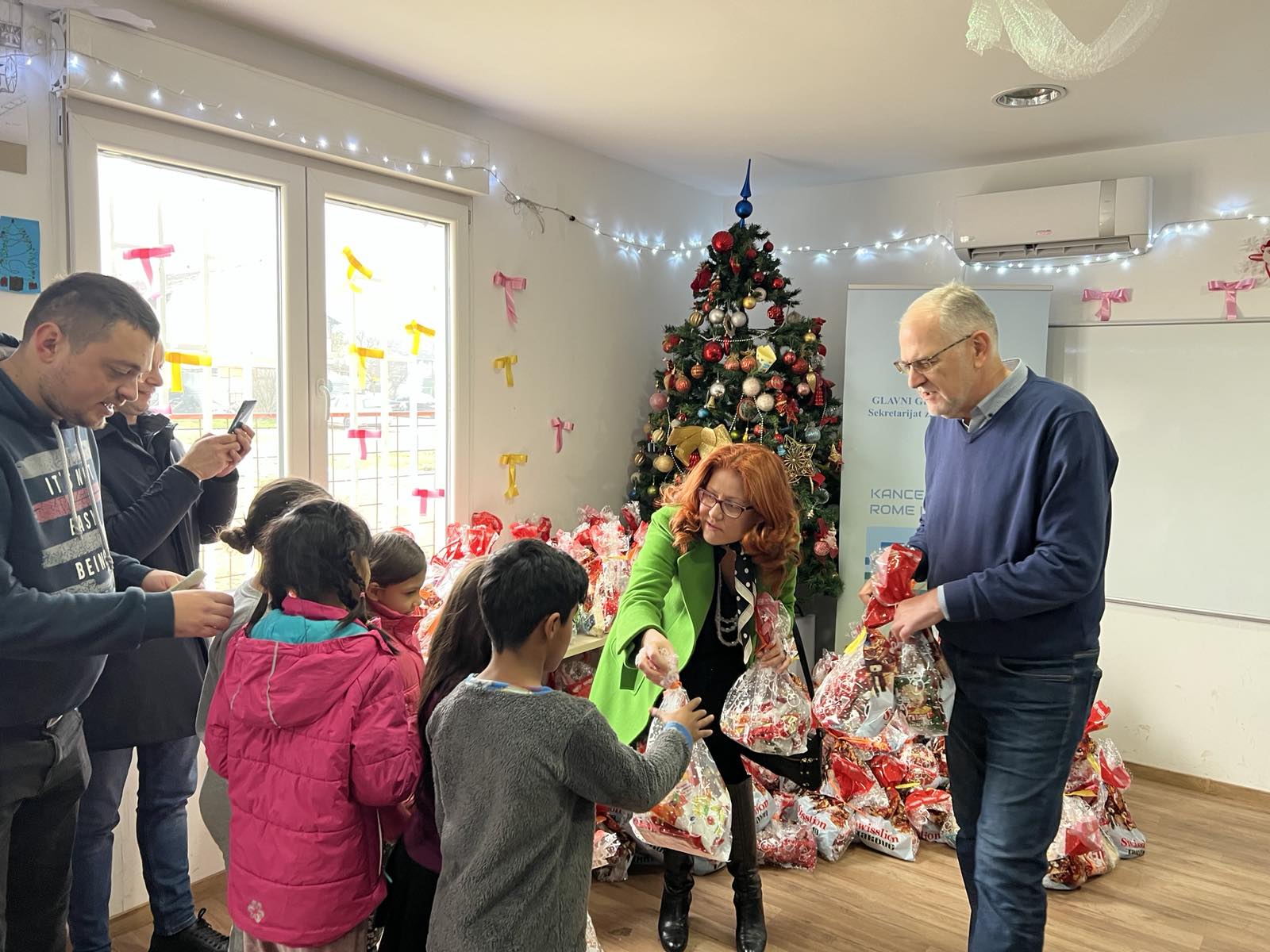 Kancelarija za RE uručila novogodišnje paketiće mališanima na Koniku i posjetila Dječiji dom "Mladost"