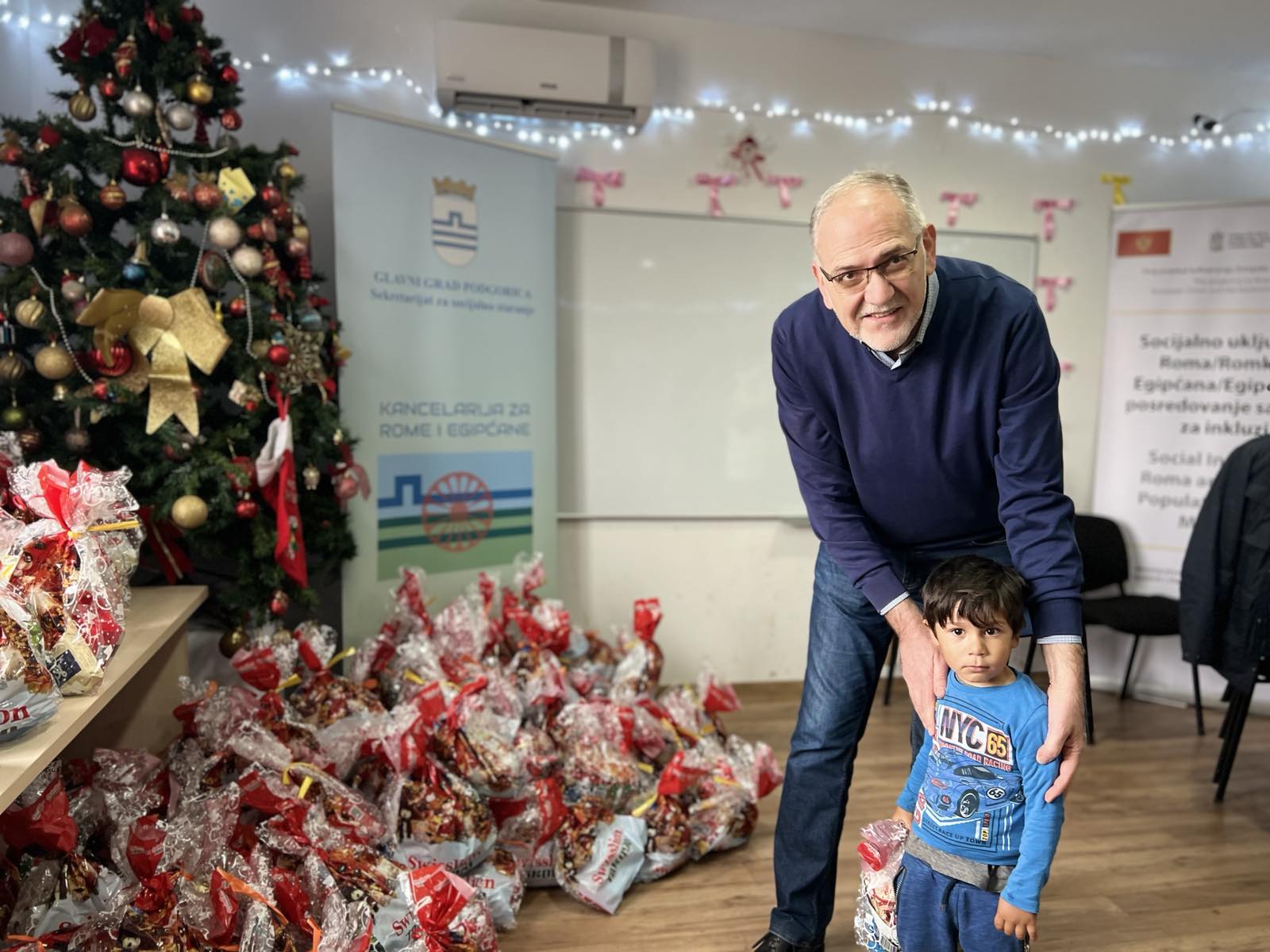 Kancelarija za RE uručila novogodišnje paketiće mališanima na Koniku i posjetila Dječiji dom "Mladost"