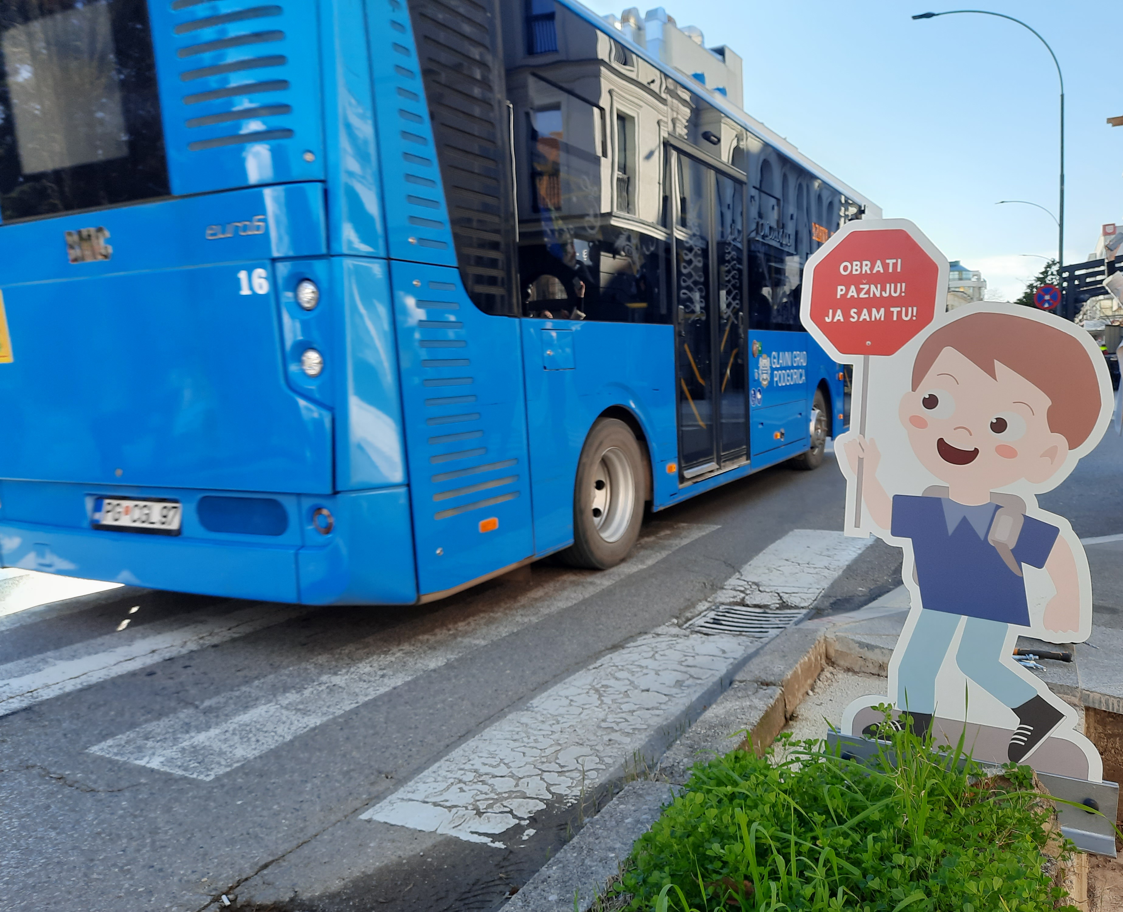 U blizini obrazovnih ustanova u Podgorici postavljena signalizacija koja će povećati bezbjednost najmlađih učesnika u saobraćaju