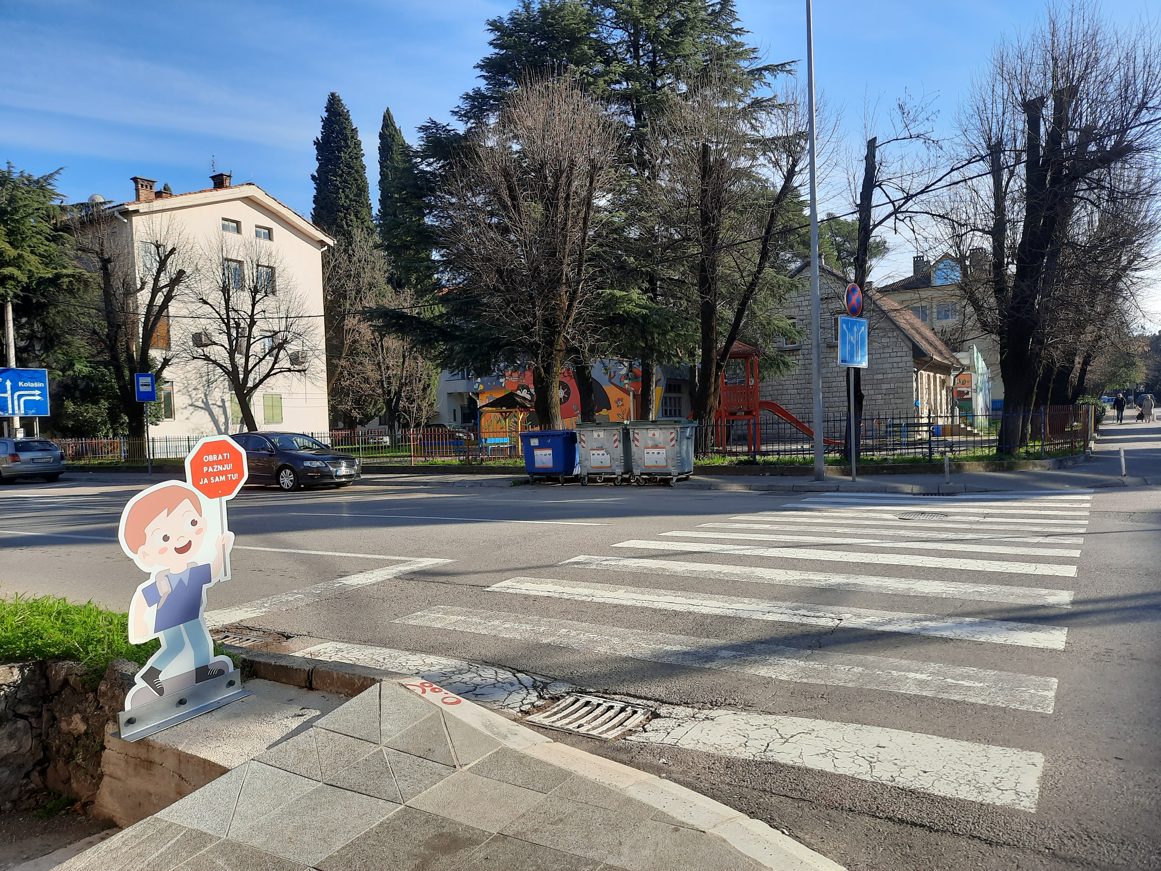U blizini obrazovnih ustanova u Podgorici postavljena signalizacija koja će povećati bezbjednost najmlađih učesnika u saobraćaju
