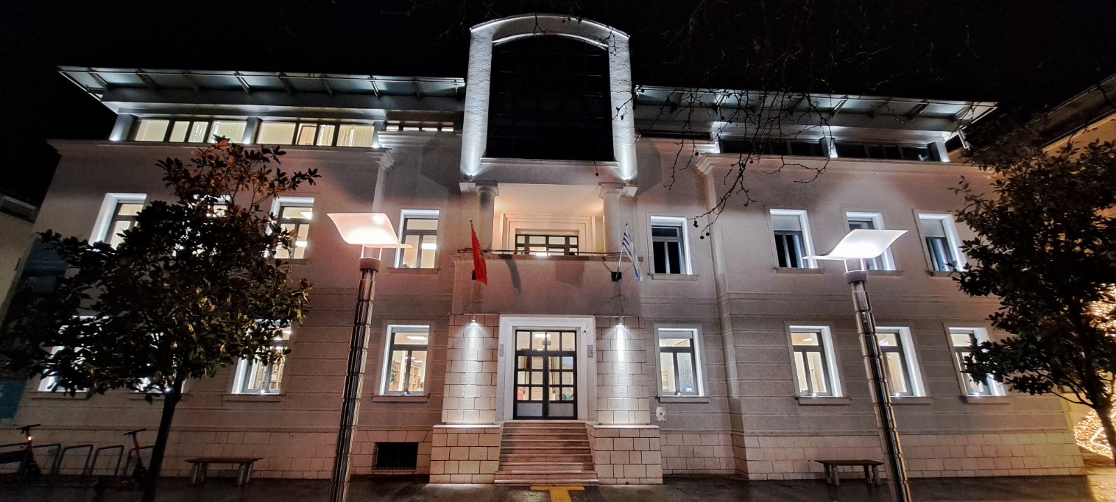 Nastavak ugradnje dekorativne rasvjete na objektima u Podgorici; Narodna biblioteka "Radosav Ljumović" dobila novi sjaj
