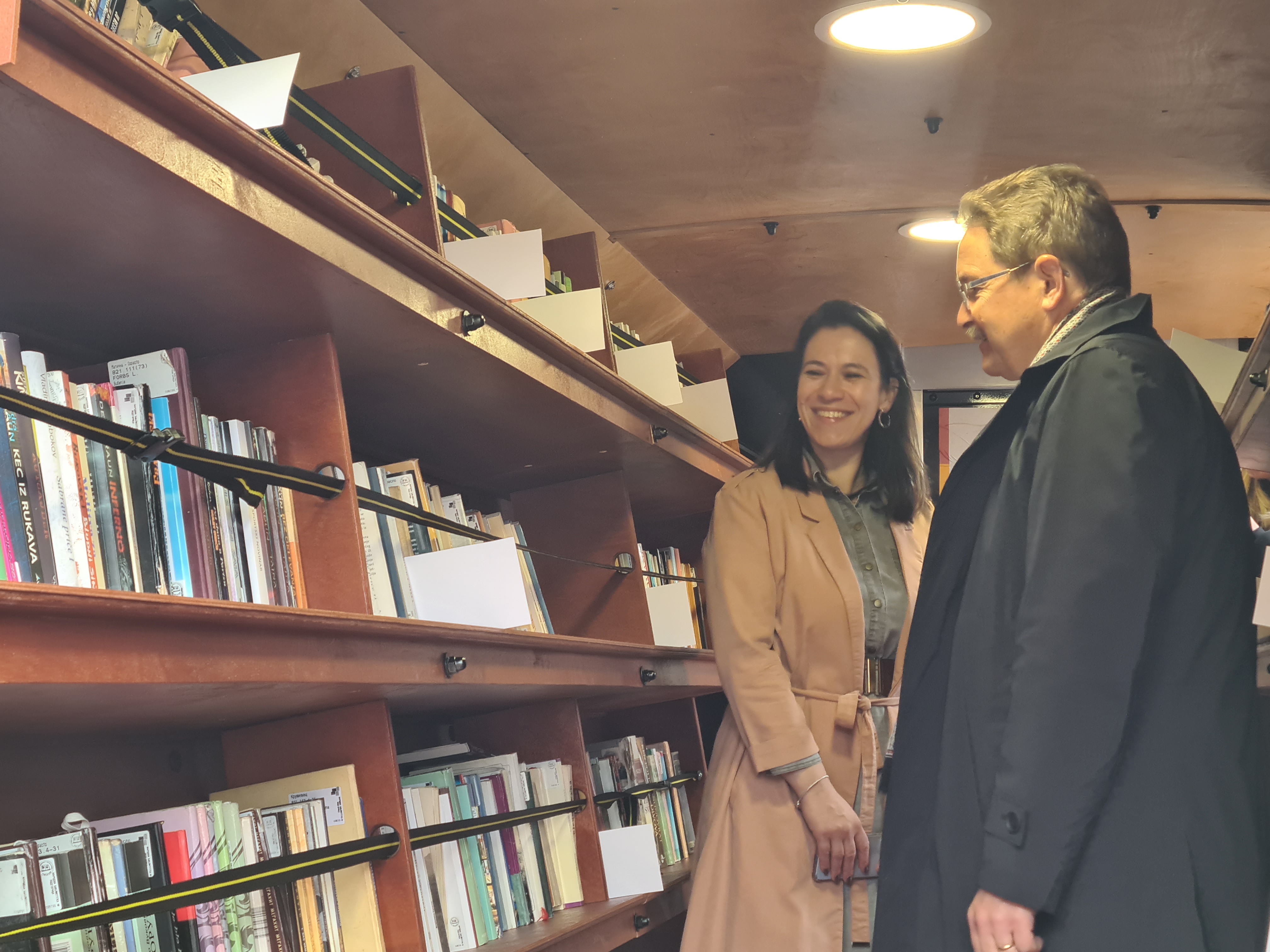 Počela realizacija projekta "Podgorica čita"; BiblioBus od danas na ulicama Podgorice