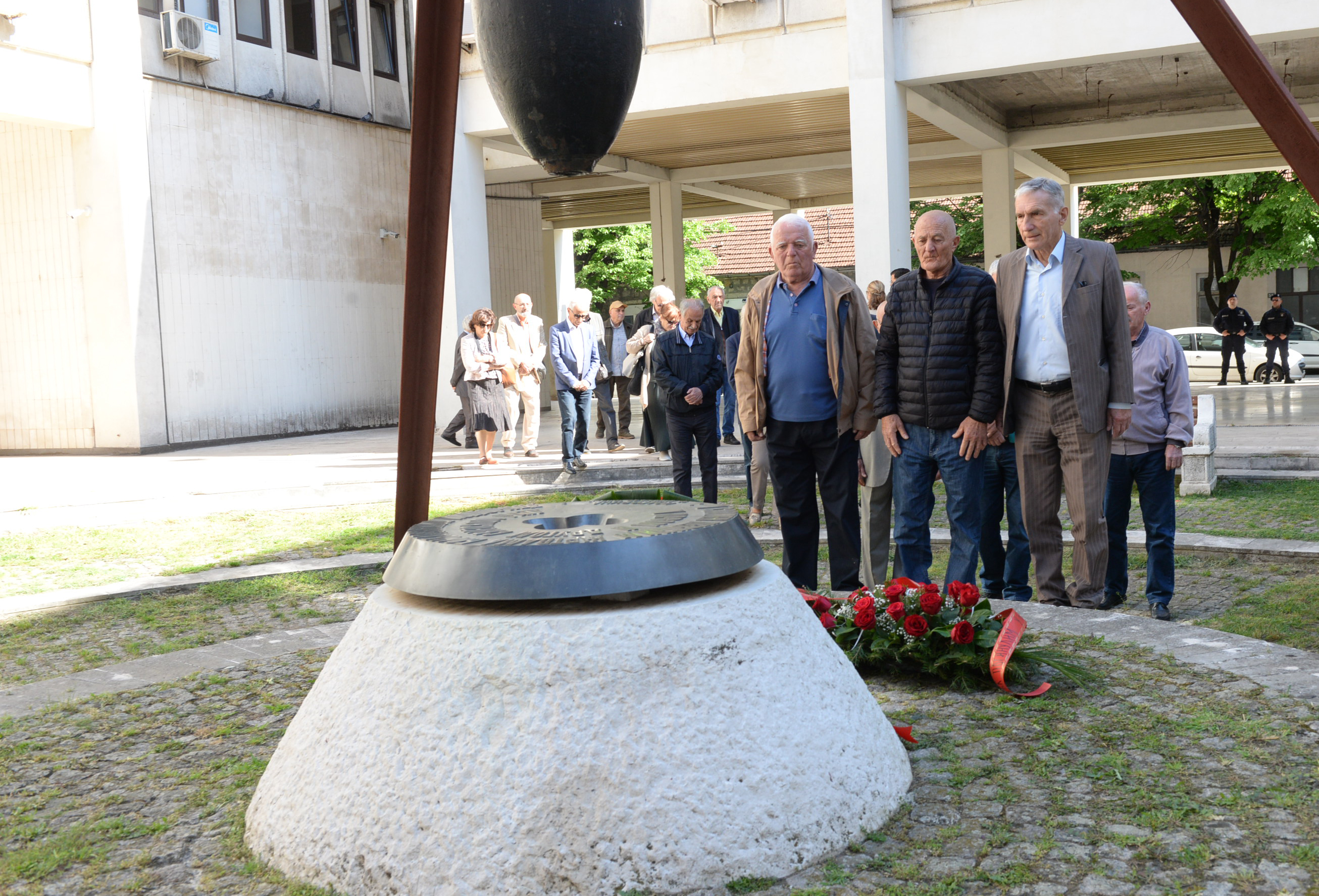 Položen vijenac na spomenik žrtvama savezničkog bombardovanja