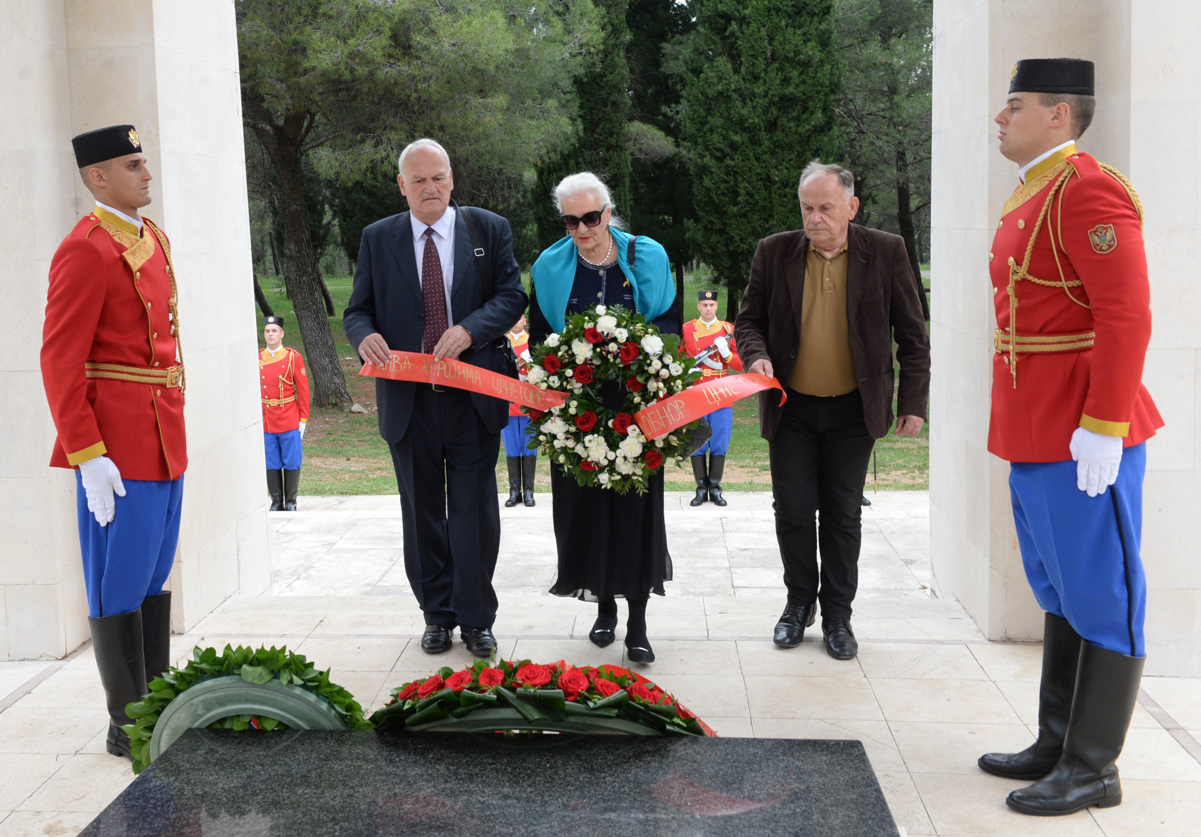 Injac i Borovinić Bojović položile vijenac na spomenik Partizanu borcu na Gorici