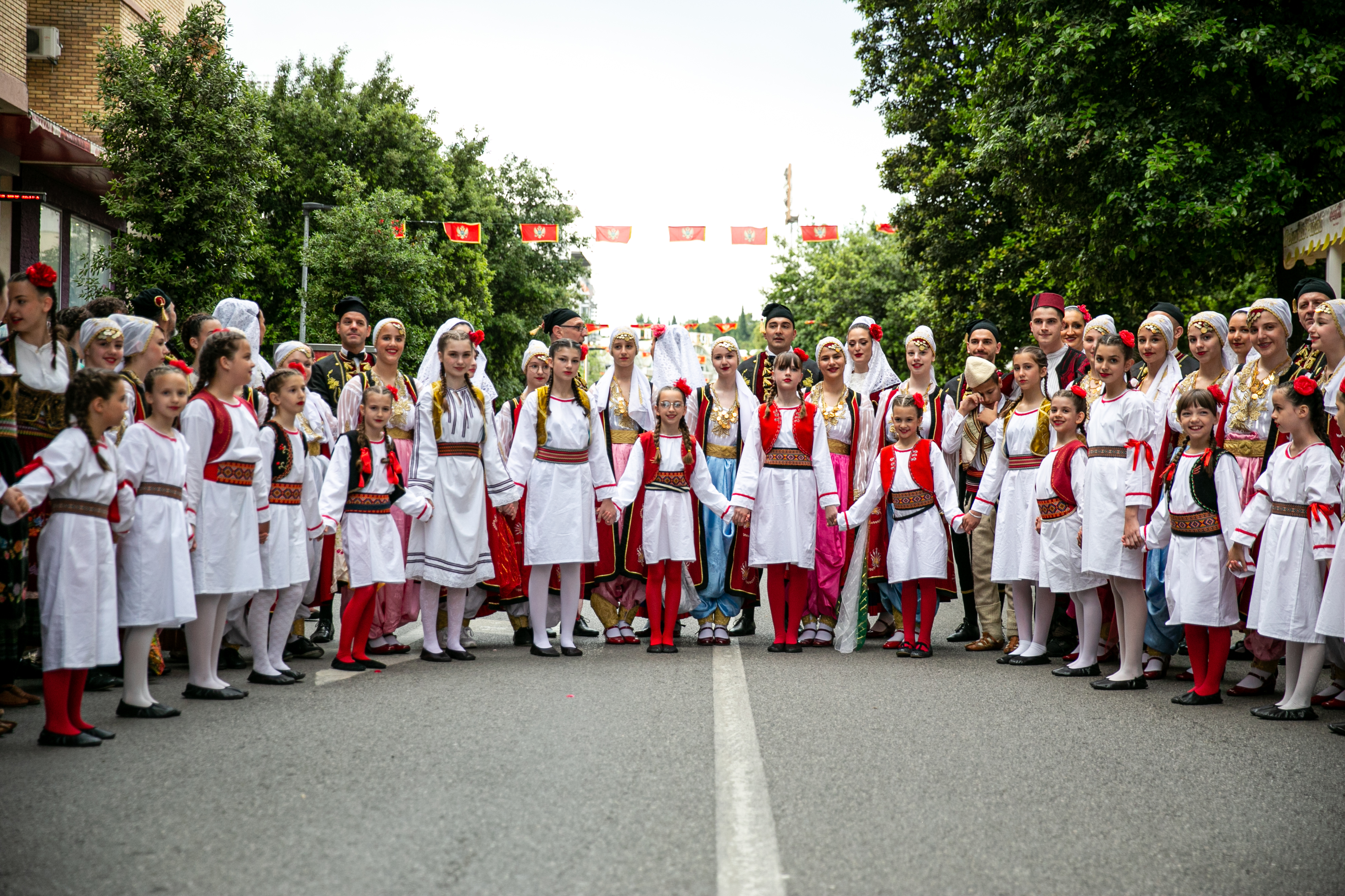 Folklorni spektakl na Trgu nezavisnosti: 11 ansambala sa teritorije Podgorice prikazalo svu ljepotu narodne igre