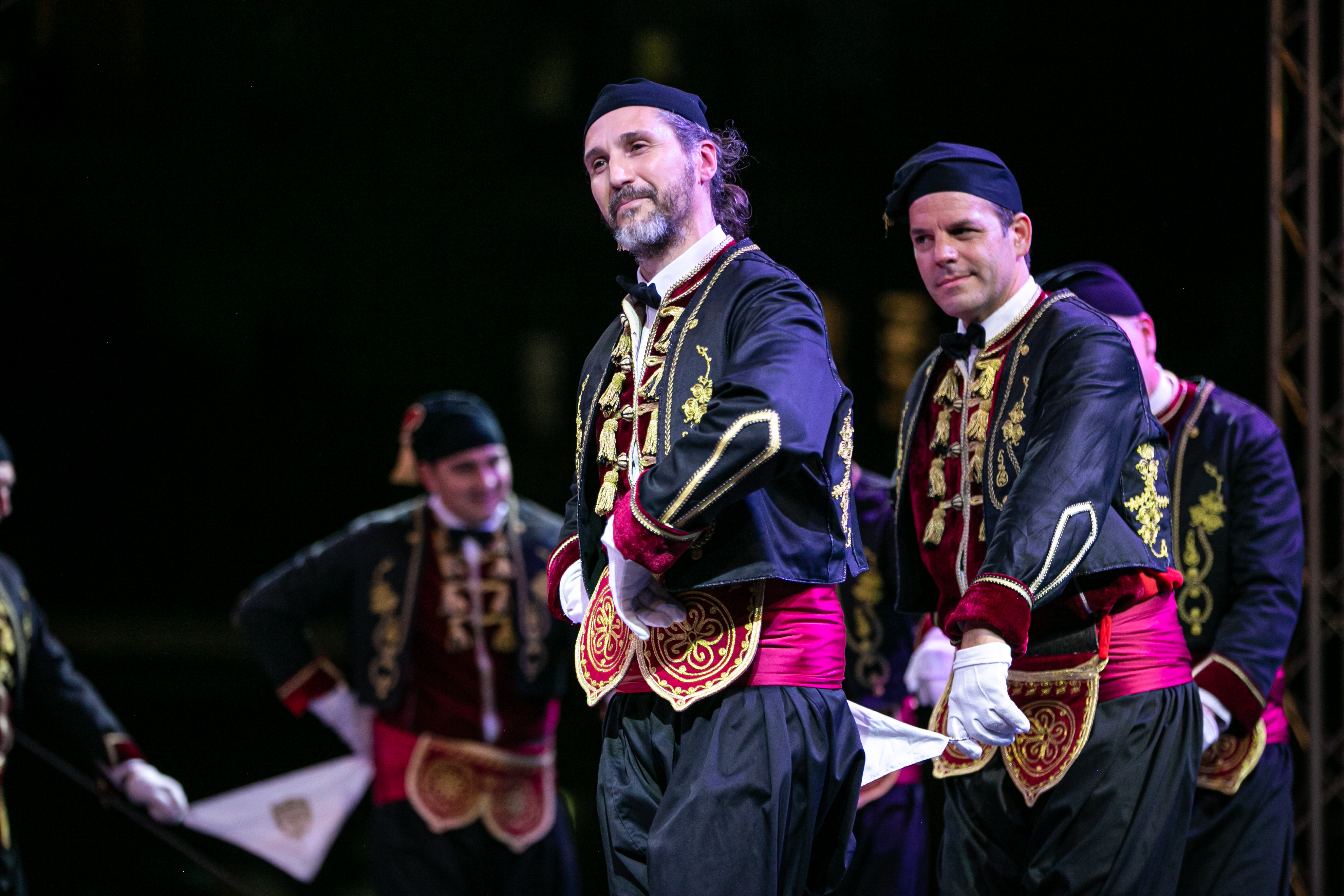 Folklorni spektakl na Trgu nezavisnosti: 11 ansambala sa teritorije Podgorice prikazalo svu ljepotu narodne igre
