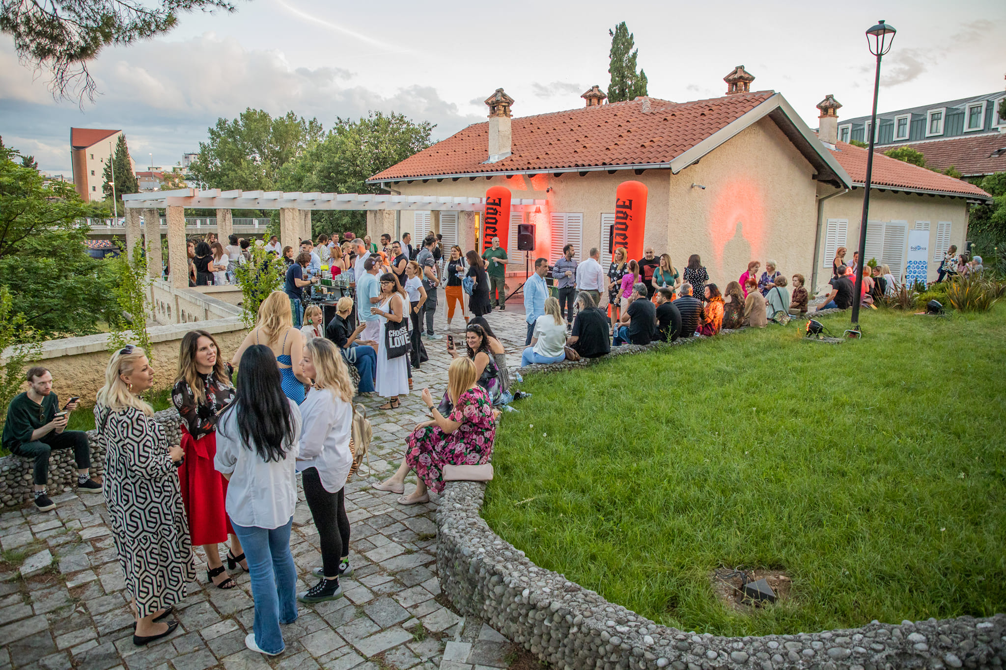 U Kuslevovoj kući sinoć je otvoren BazarArt 2023; Dvadeset istaknutih crnogorskih umjetnika - slikara, vajara i grafičara na jednom mjestu